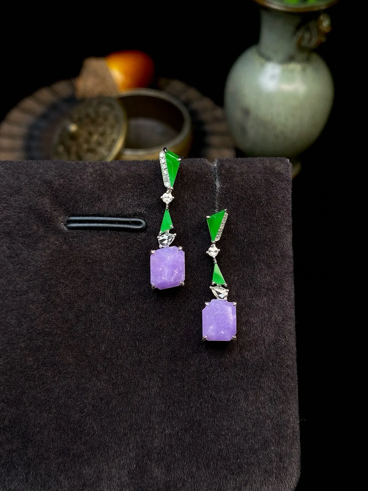 【冰种紫随形耳坠】质地细腻，色泽鲜亮，光泽度不错，18k金钻镶嵌，裸石尺寸7.7*5.9*3.7毫米