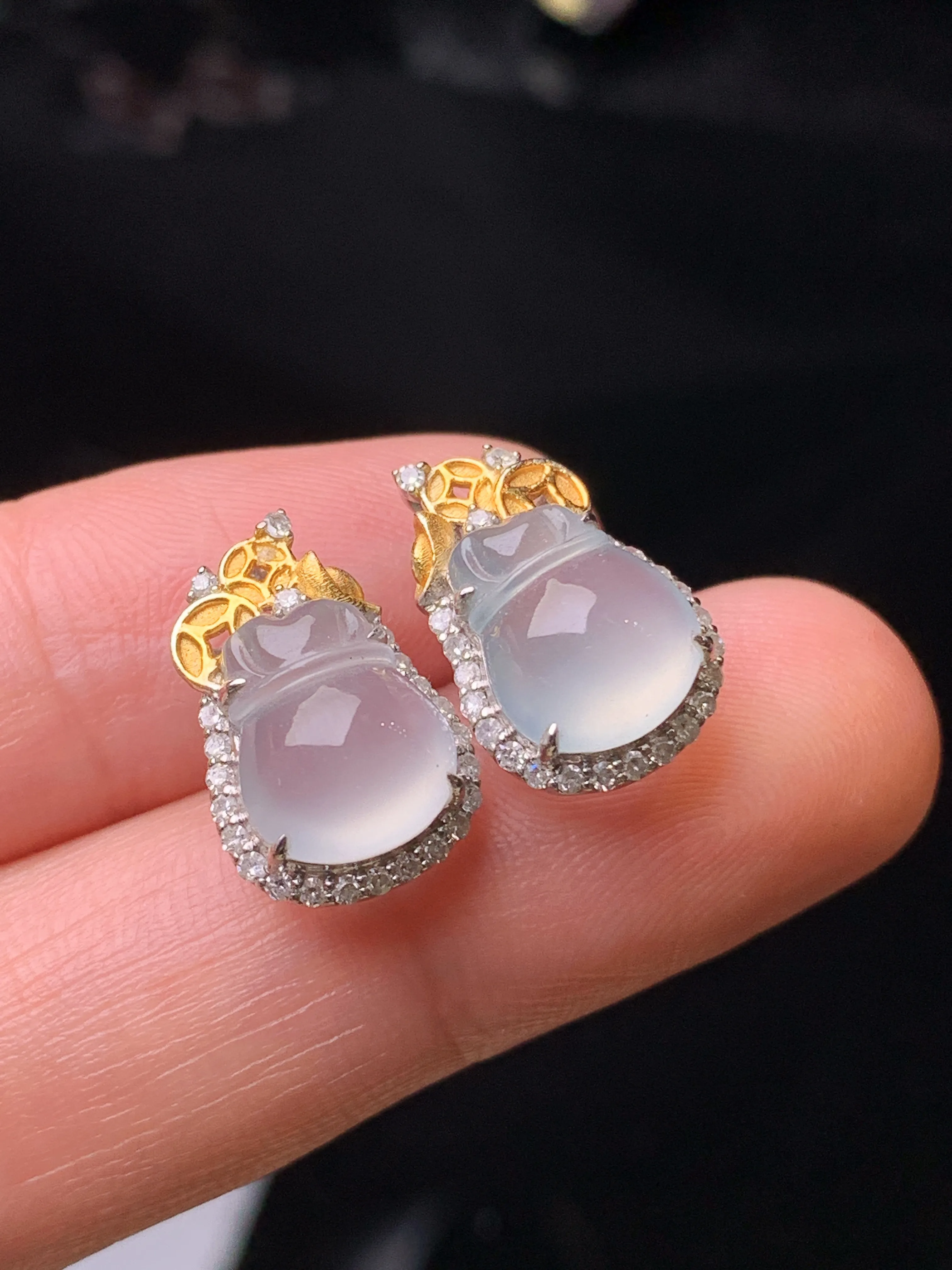 18k金钻镶嵌冰种钱袋耳钉 玉质细腻 水润亮眼 色泽艳丽 整体尺寸15.5*10*7.5