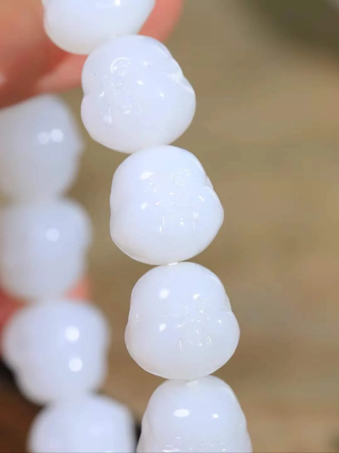 （弥勒笑佛.手串）

精品和田玉白玉弥勒佛手串，脂粉浓郁，玉质细腻温润，油性十足，颗颗精雕笑佛，笑容可掬，让人如沐春风，笑语吟吟，寓意待人宽厚，遇事大度，能屈能伸，️福佛相伴，福运连绵。给佩戴者带来平安 。尺寸取一14.7-14.6-14.6mm重68.6克FDA-801201363