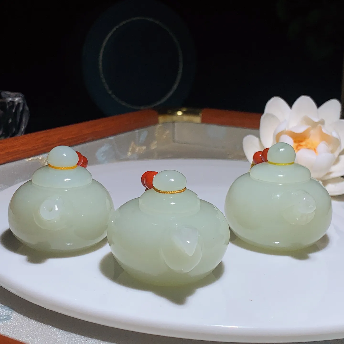 一个和田玉白玉把把壶 单个尺寸37/58/40重60.5克。玉质细腻油润。手推出油。佩戴高端典雅。l