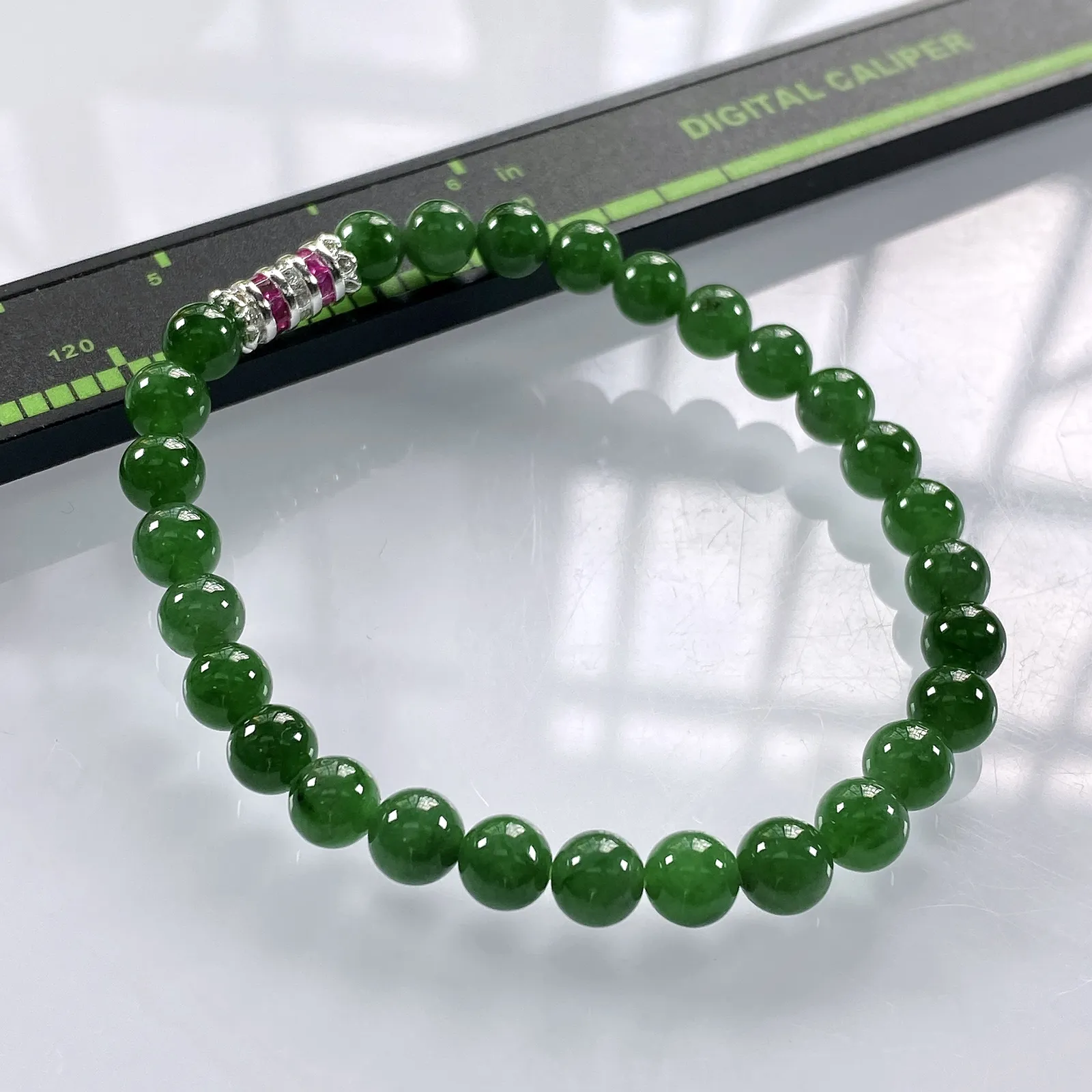 缅甸天然翡翠A货，卡6冰种浓绿圆珠手串手链，尺寸：6mm/28颗，长度175mm，重量：10.20g