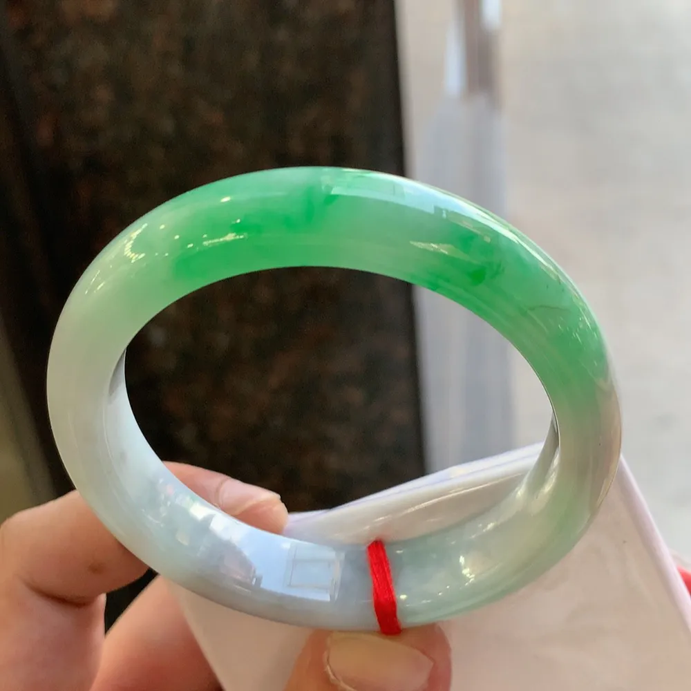 正圈冰糯阳绿 无瑕 尺寸:55.7/12.3/8.4 色好