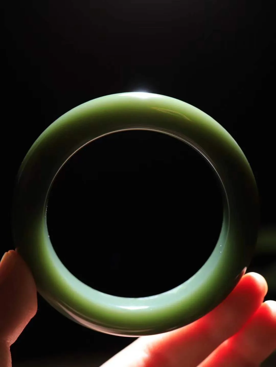 【情有独钟.手镯】

精品和田玉沙枣青手镯 玉质温润细腻 油性十足 手感舒适，高华雅逸，线条流畅，简约大气，美自天成，素雅高贵。佩戴于腕间，婉约之美，举手投足间透出那低调奢华。重98.06克 内径57.5mm 尺寸15.8-11.6mm   FDL-791261351