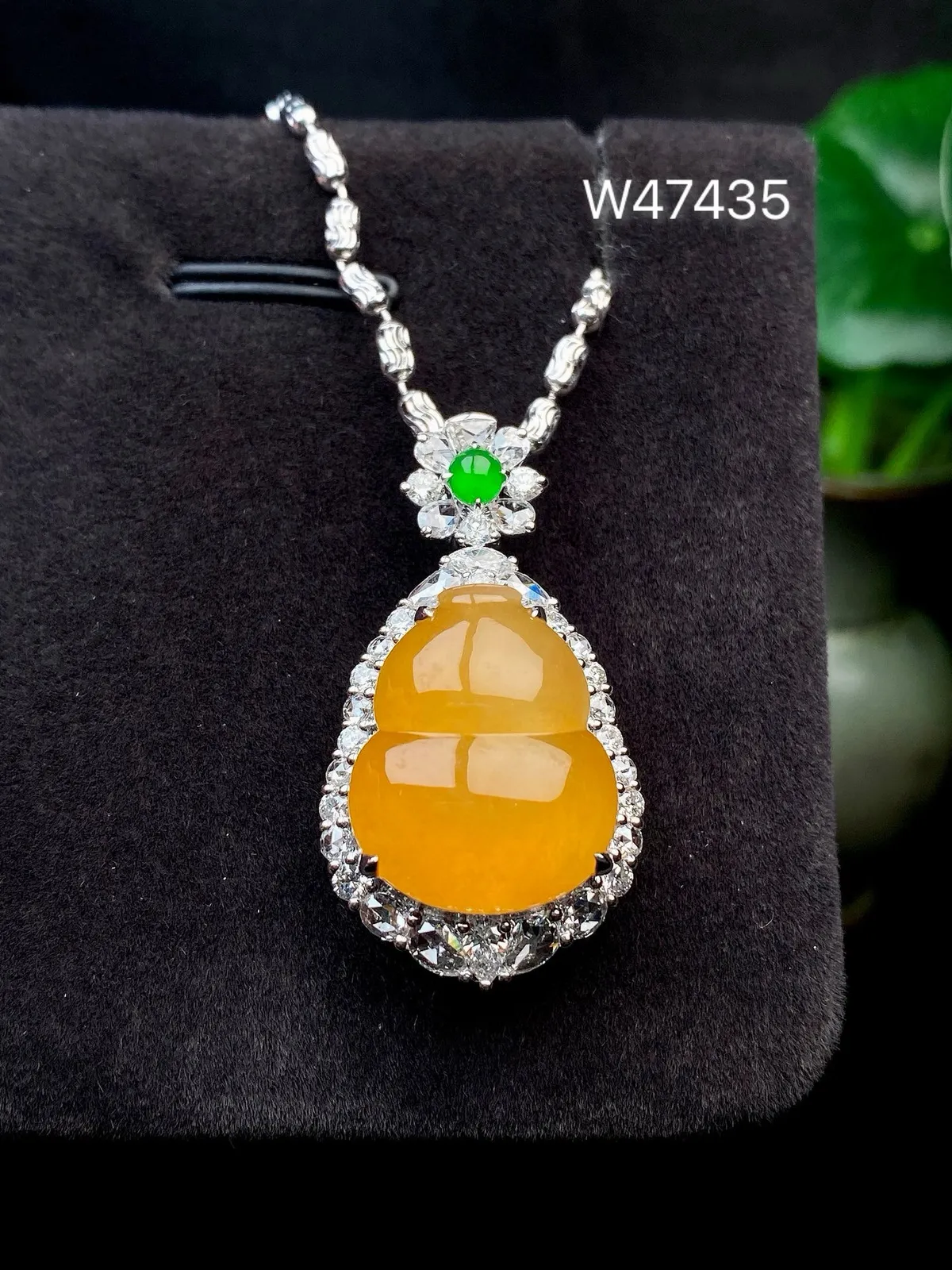 【冰种黄翡葫芦吊坠】质地细腻，冰感十足，晶莹透亮，18K金钻镶嵌，裸石尺寸17.5*14.5*5毫米