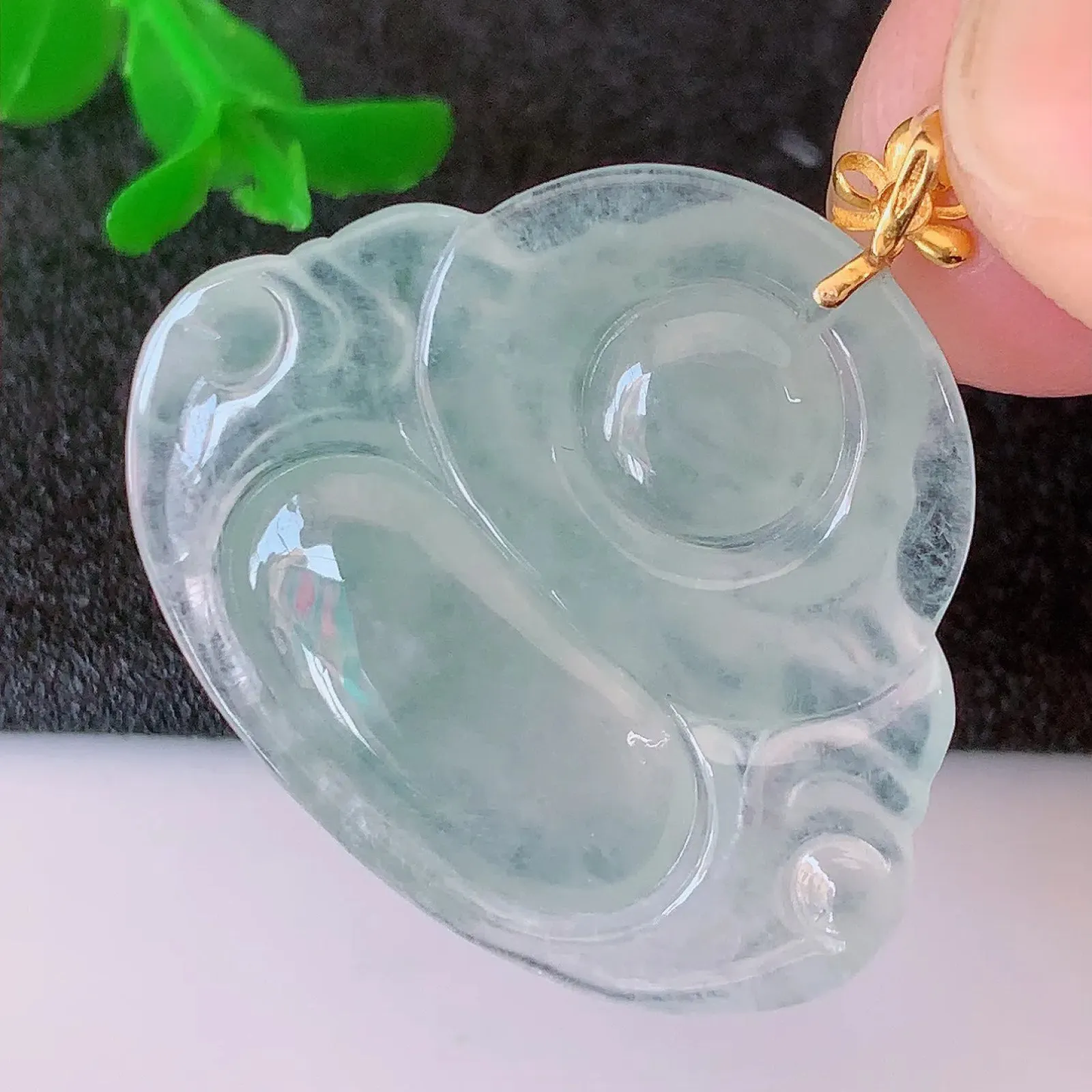 自然光实拍，18K金镶嵌翡翠佛公吊坠，冰透饱满， 佛公亦保平安，寓意有福（佛公）相伴，品相佳，配戴优雅迷人！#122.3整体31裸石31.5*26*5mm