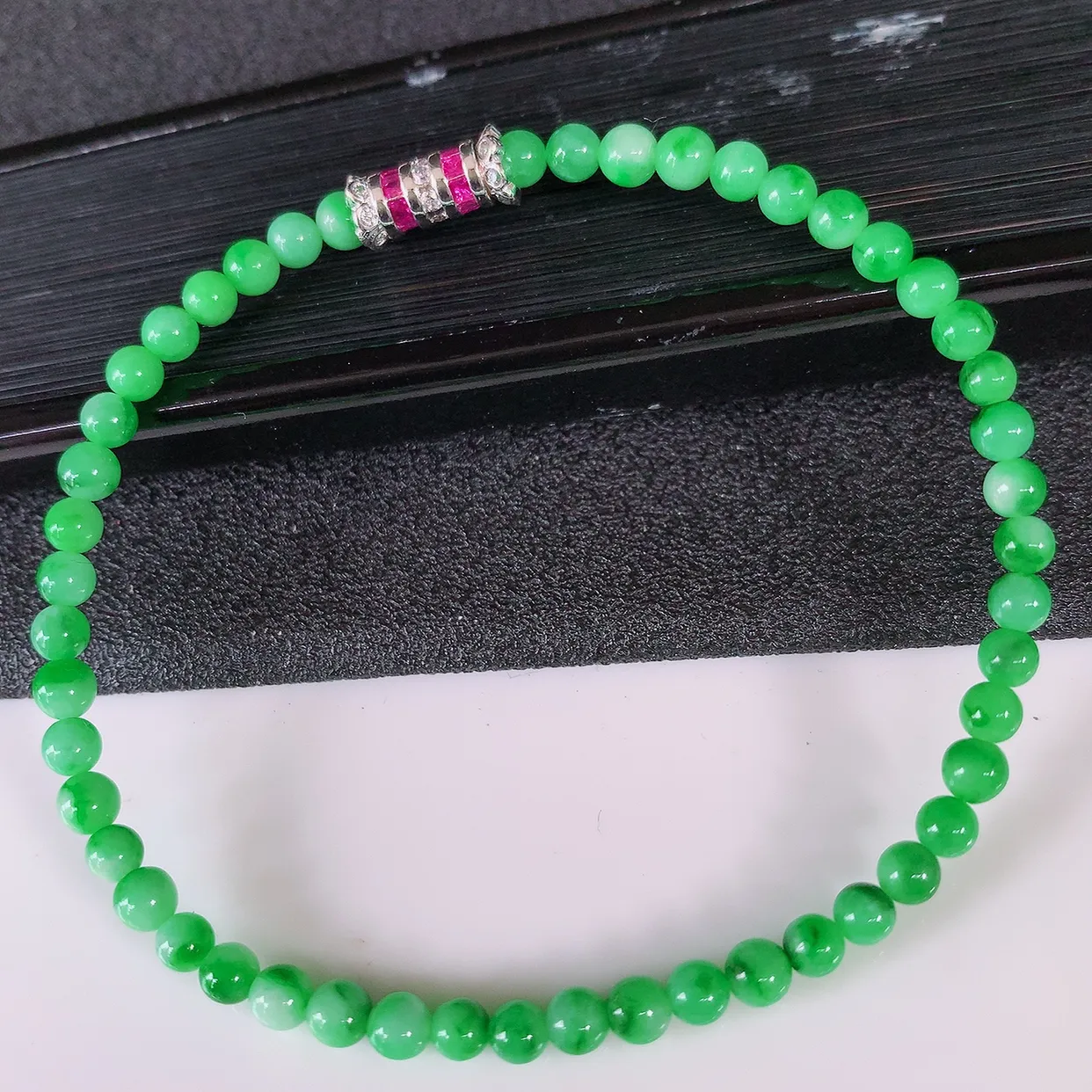 自然光实拍，冰润满绿翡翠手串手链，种老水足，冰清玉润  颜色漂亮  #003.1取一尺寸3.9mm