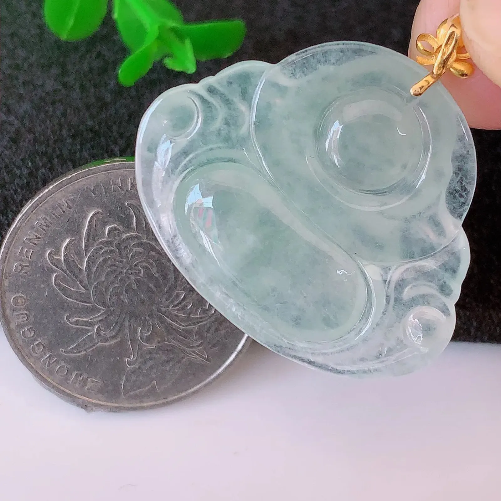 自然光实拍，18K金镶嵌翡翠佛公吊坠，冰透饱满， 佛公亦保平安，寓意有福（佛公）相伴，品相佳，配戴优雅迷人！#122.3整体31裸石31.5*26*5mm