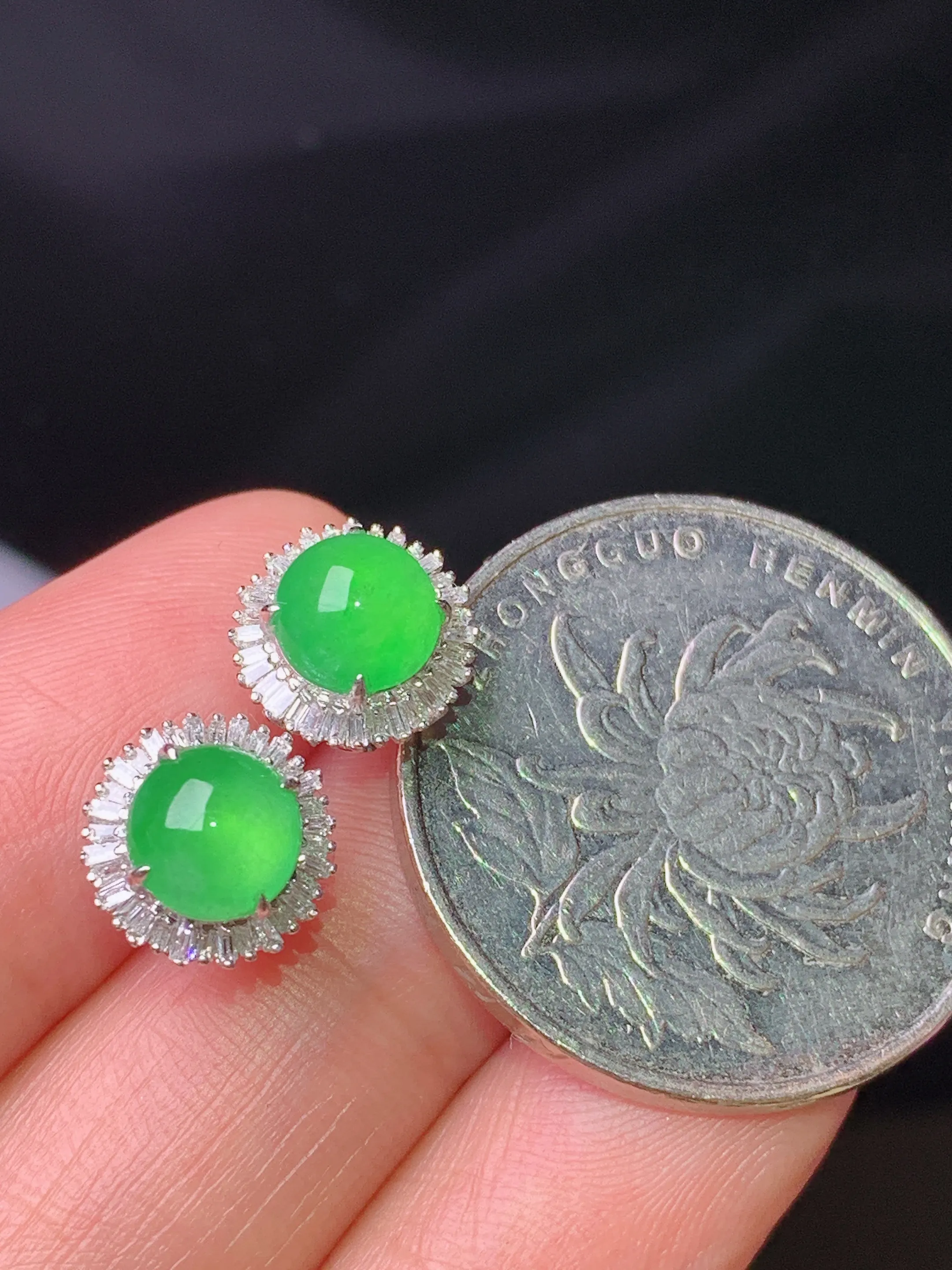 18k金钻镶嵌满绿蛋面耳钉 玉质细腻 水润亮眼 色泽艳丽 整体尺寸9.5*7.5