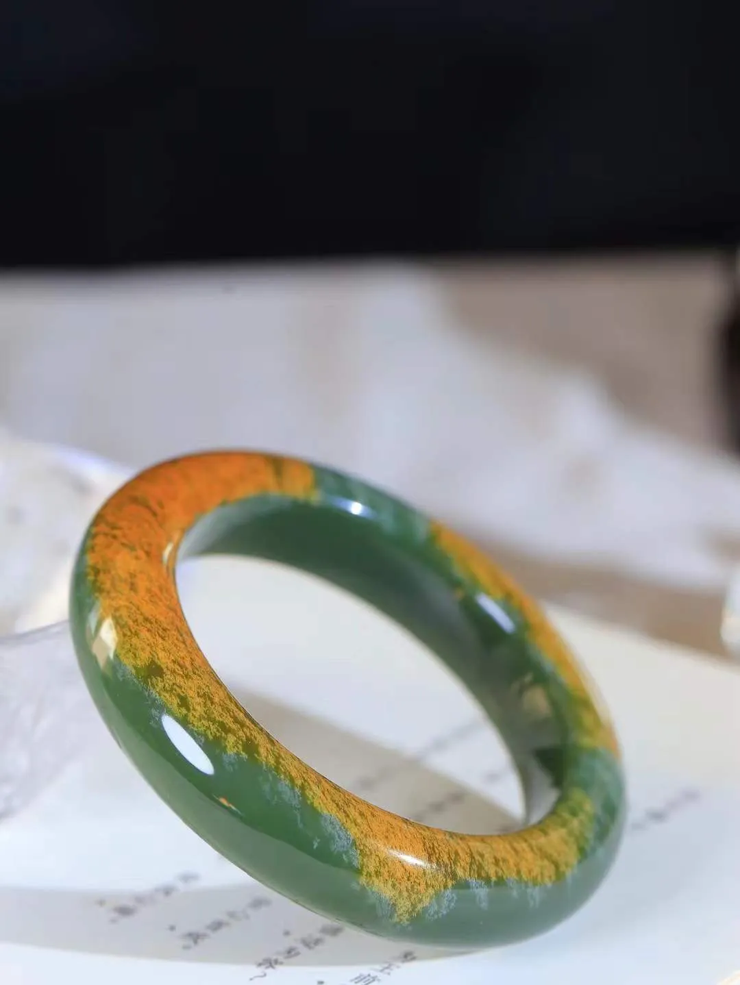 【情有独钟.手镯】

精品和田玉沙枣青手镯 玉质温润细腻 油性十足 手感舒适，高华雅逸，线条流畅，简约大气，美自天成，素雅高贵。佩戴于腕间，婉约之美，举手投足间透出那低调奢华。重98.06克 内径57.5mm 尺寸15.8-11.6mm   FDL-791261351