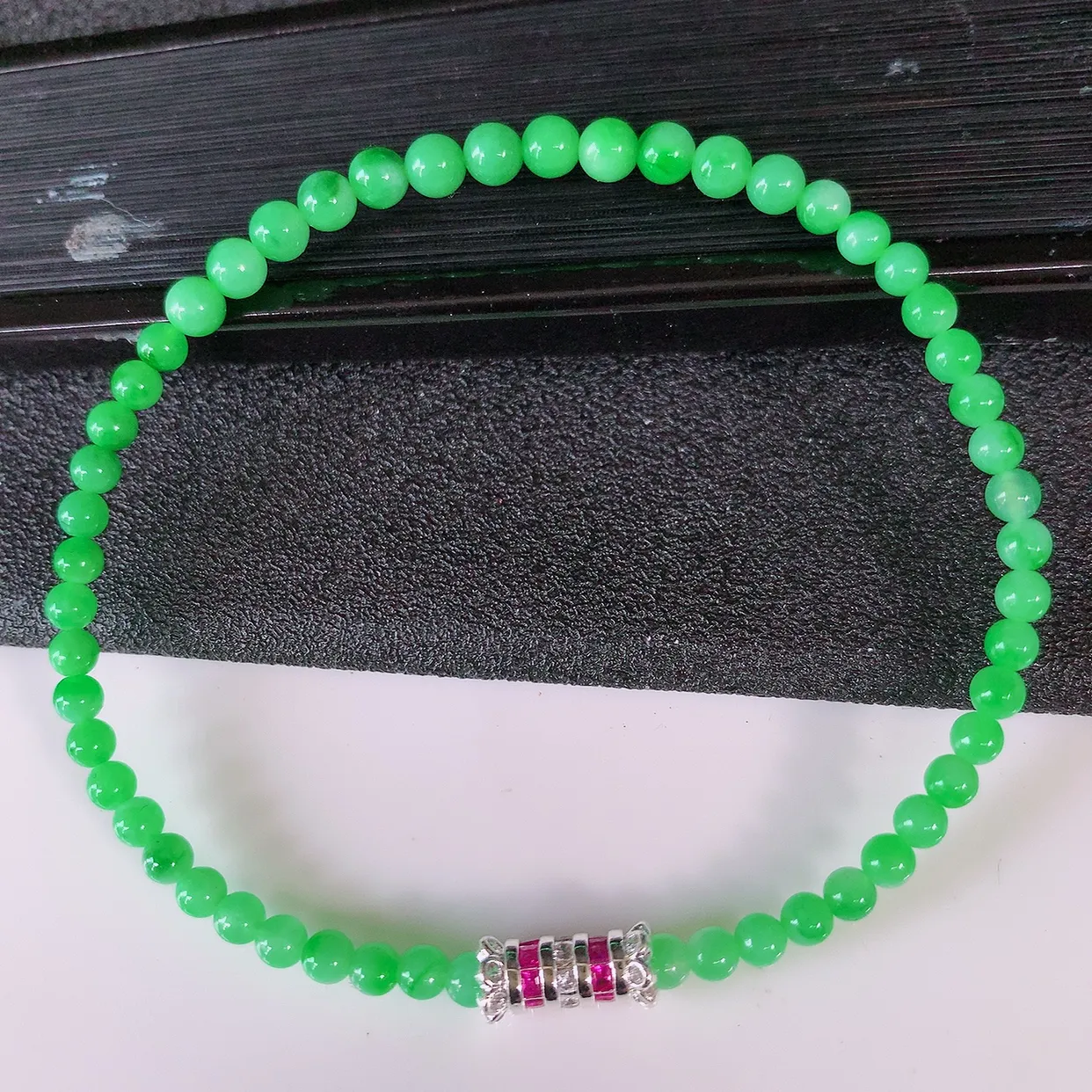 自然光实拍，冰润满绿翡翠手串手链，种老水足， 冰清玉润  颜色漂亮  #001.1取一尺寸3.9mm