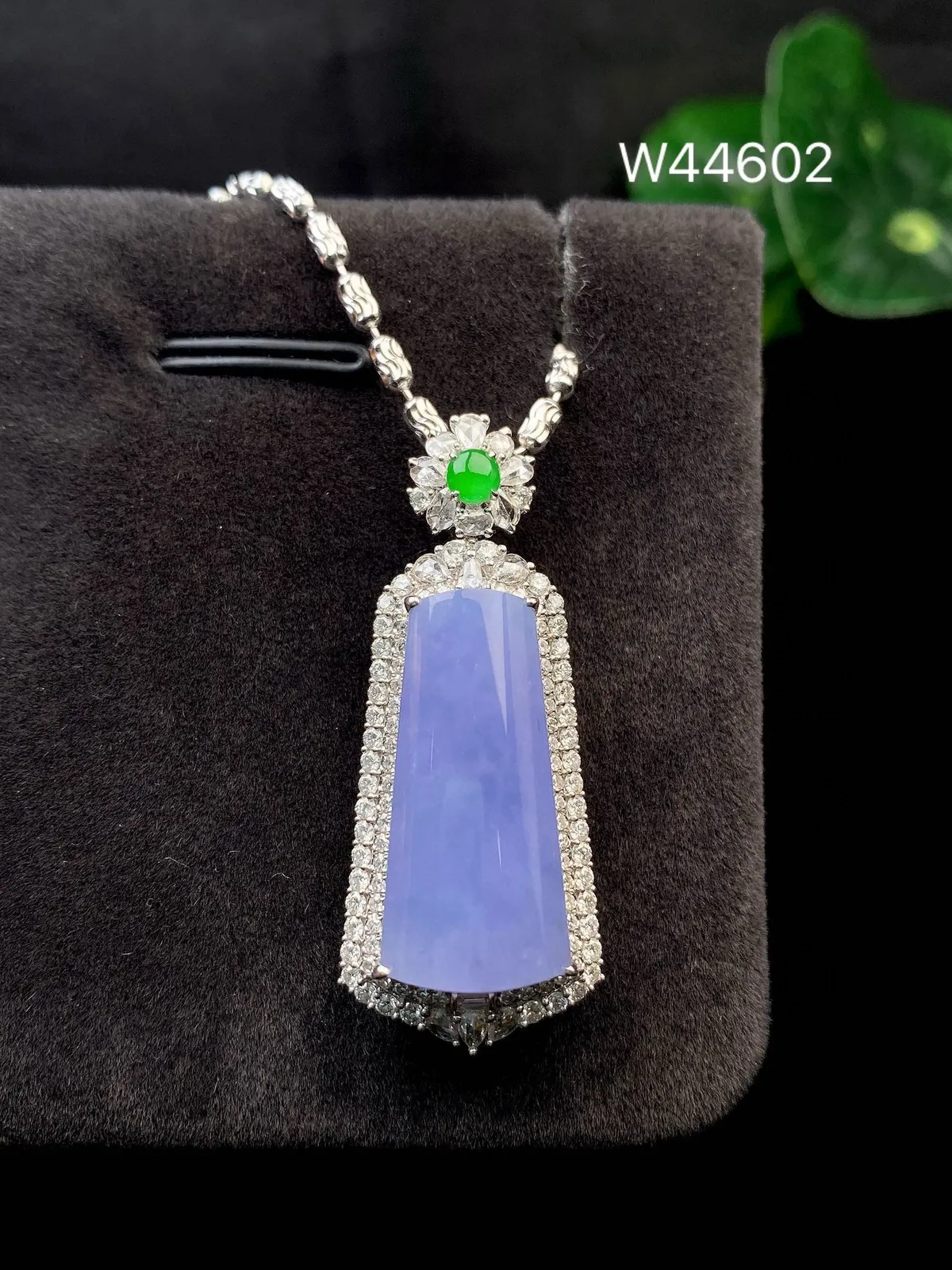 【冰种紫无事柱吊坠】质地细腻，光泽度不错，18k金钻镶嵌，裸石尺寸22.9*10.7*4.4毫米