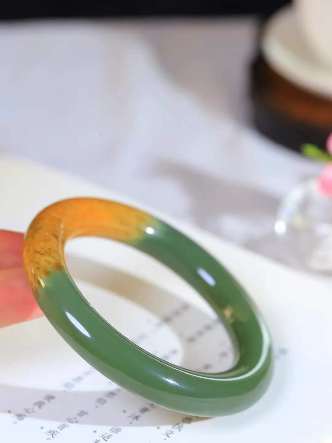 【暖玉生香·手镯】

收藏级和田玉沙枣青手镯，质地油润细腻，色泽高贵典雅，镯型古朴典雅。在诗情画意的雨巷相遇，你是我腕间的一抹风情，有你眸有深情，清风荡漾湖间静水，我愿俯身低眉，在烟波涟漪处，寻你深情倩影。内径58mm尺寸11.5-11.6mm重73.61克fDL-181271300