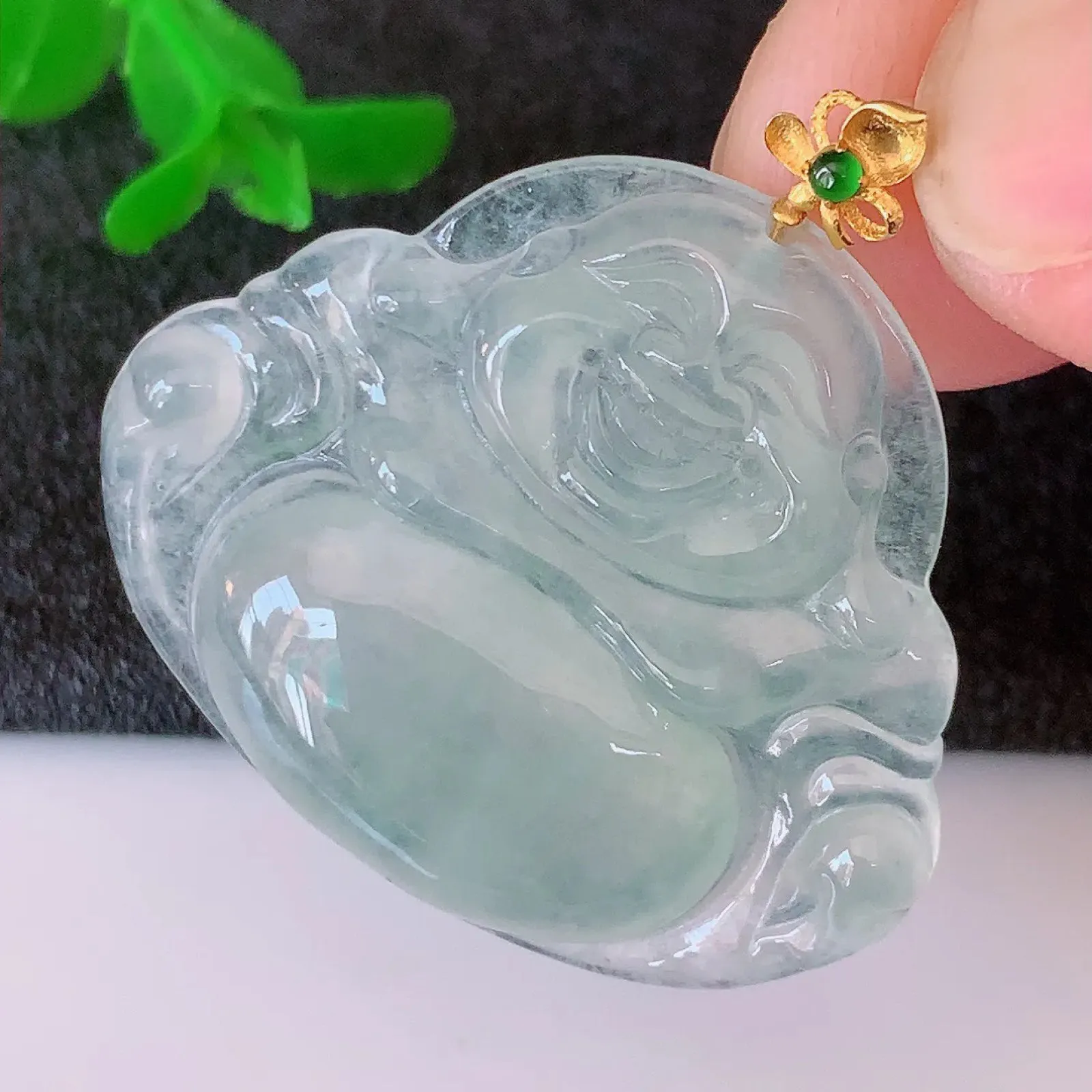 自然光实拍，18K金镶嵌翡翠佛公吊坠，冰透饱满， 佛公亦保平安，寓意有福（佛公）相伴，品相佳，配戴优雅迷人！#122.3整体31裸石31.5*26*5mm