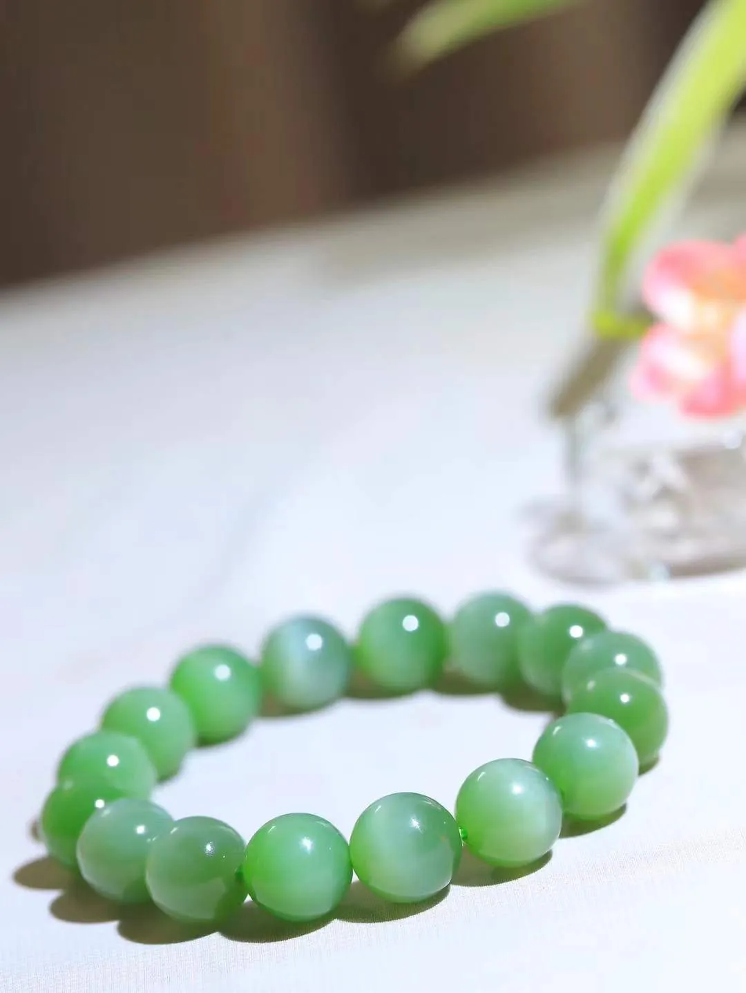 （猫眼手串）

精品和田玉碧玉猫眼圆珠手串 质地温润灵动 猫眼儿般的光中，有波光潋滟，也有梦幻清韵