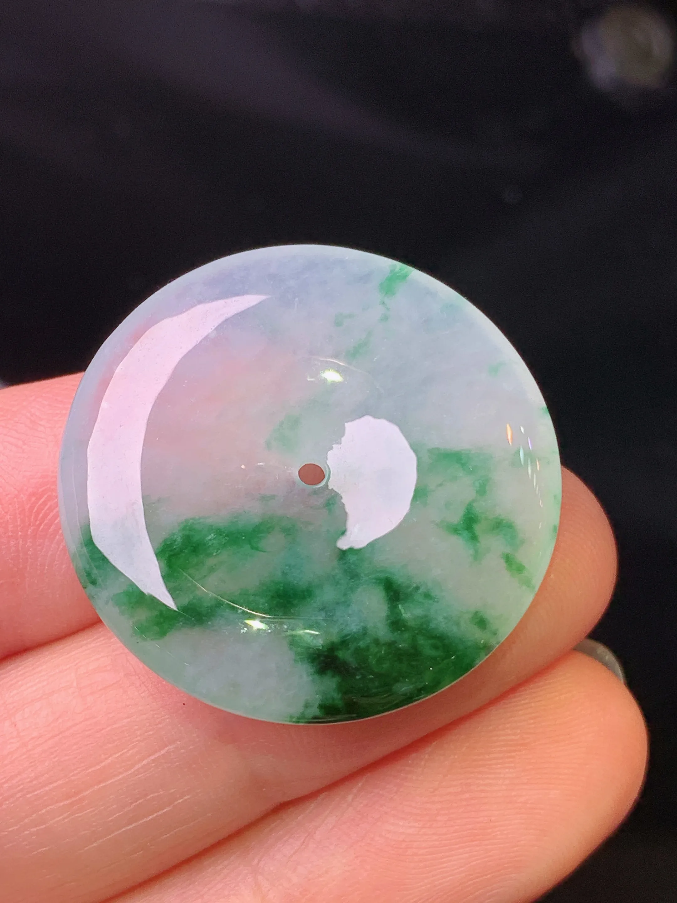 冰种飘绿平安扣吊坠 玉质细腻 水润亮眼 色泽艳丽 整体尺寸27*5.2