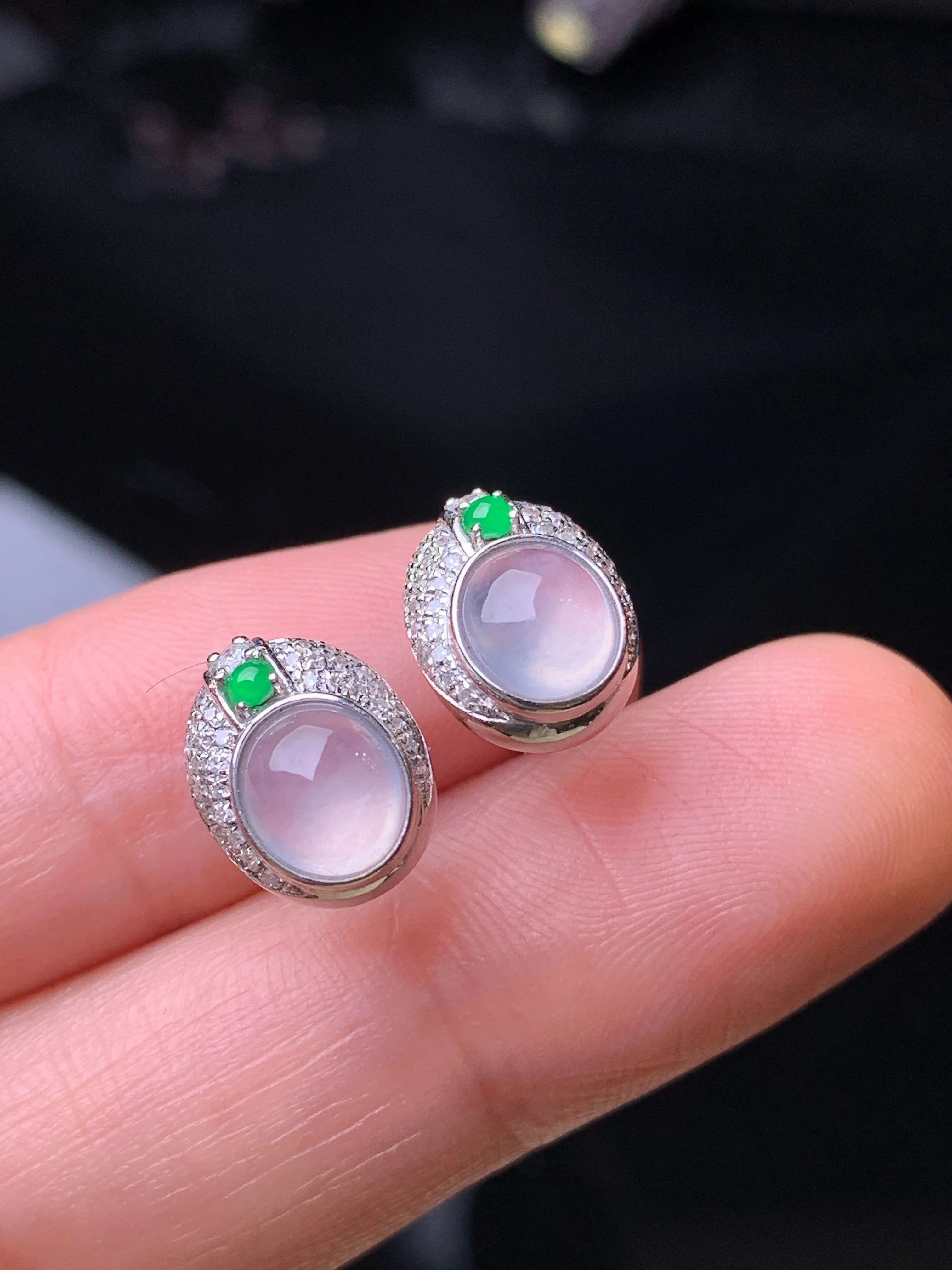 18k金钻镶嵌冰种蛋面耳钉 玉质细腻 水润亮眼 色泽艳丽 整体尺寸11*8.5*5.2