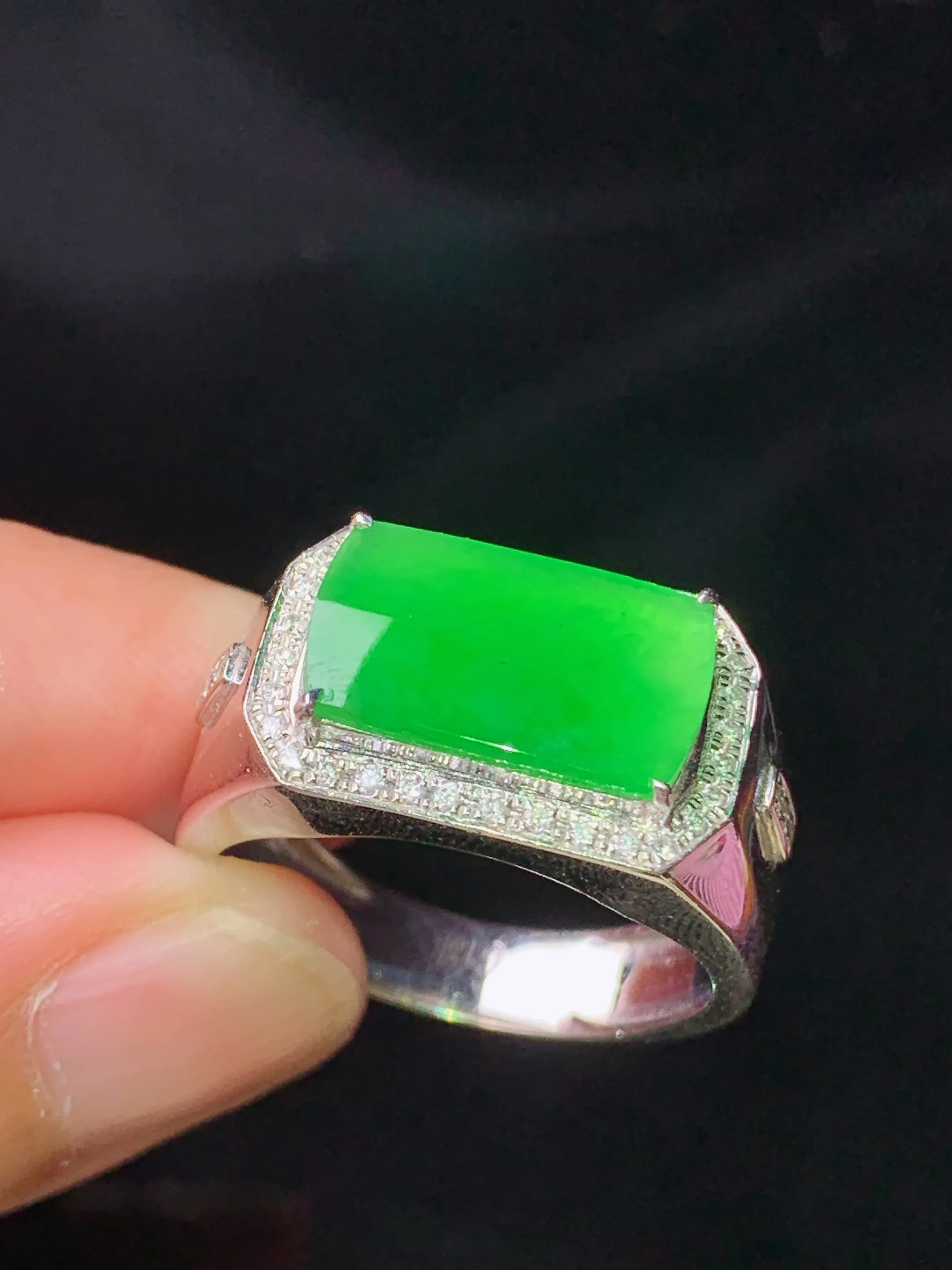 18k金钻镶嵌满绿马鞍戒指 玉质细腻 水润亮眼 色泽艳丽 圈口20 裸石尺寸7.8*13.6*2.2