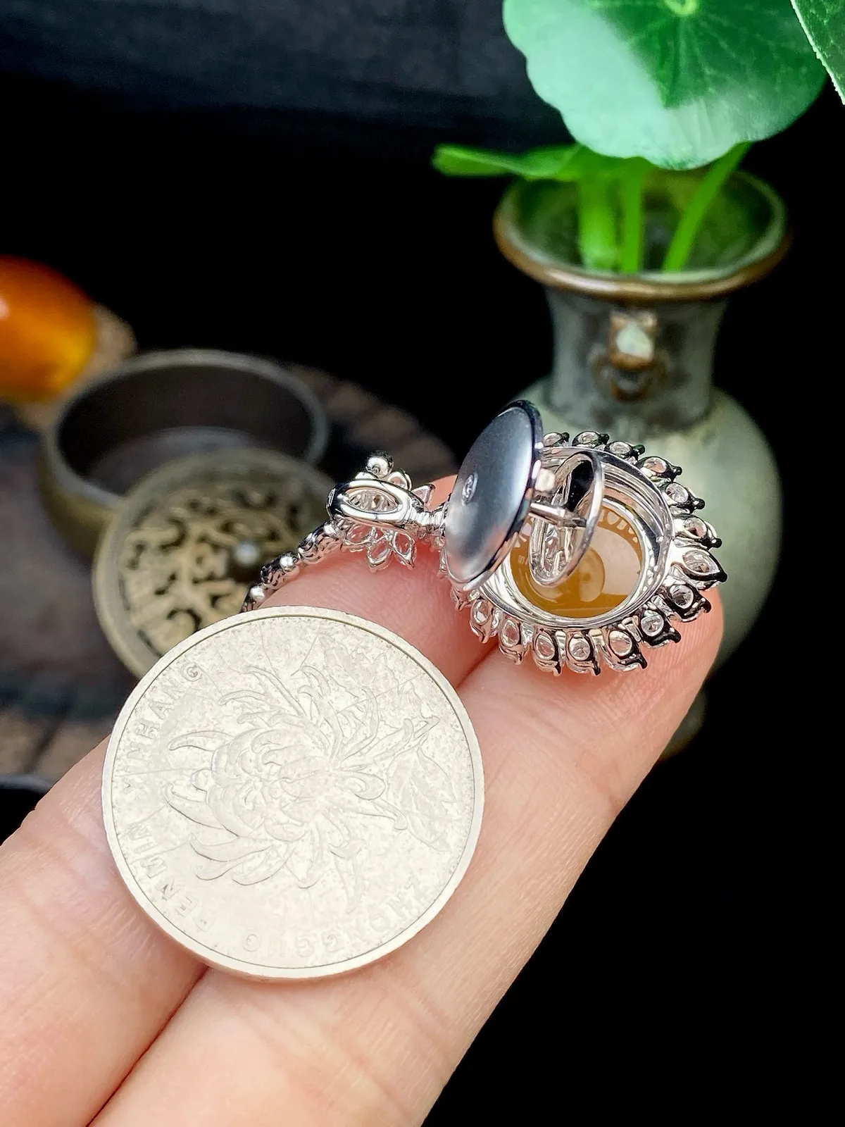 【冰种黄翡蛋面吊坠】质地细腻，冰润透亮，光泽出众，冰感十足，18k金古法镶嵌，裸石尺寸14*12.8*6.2毫米