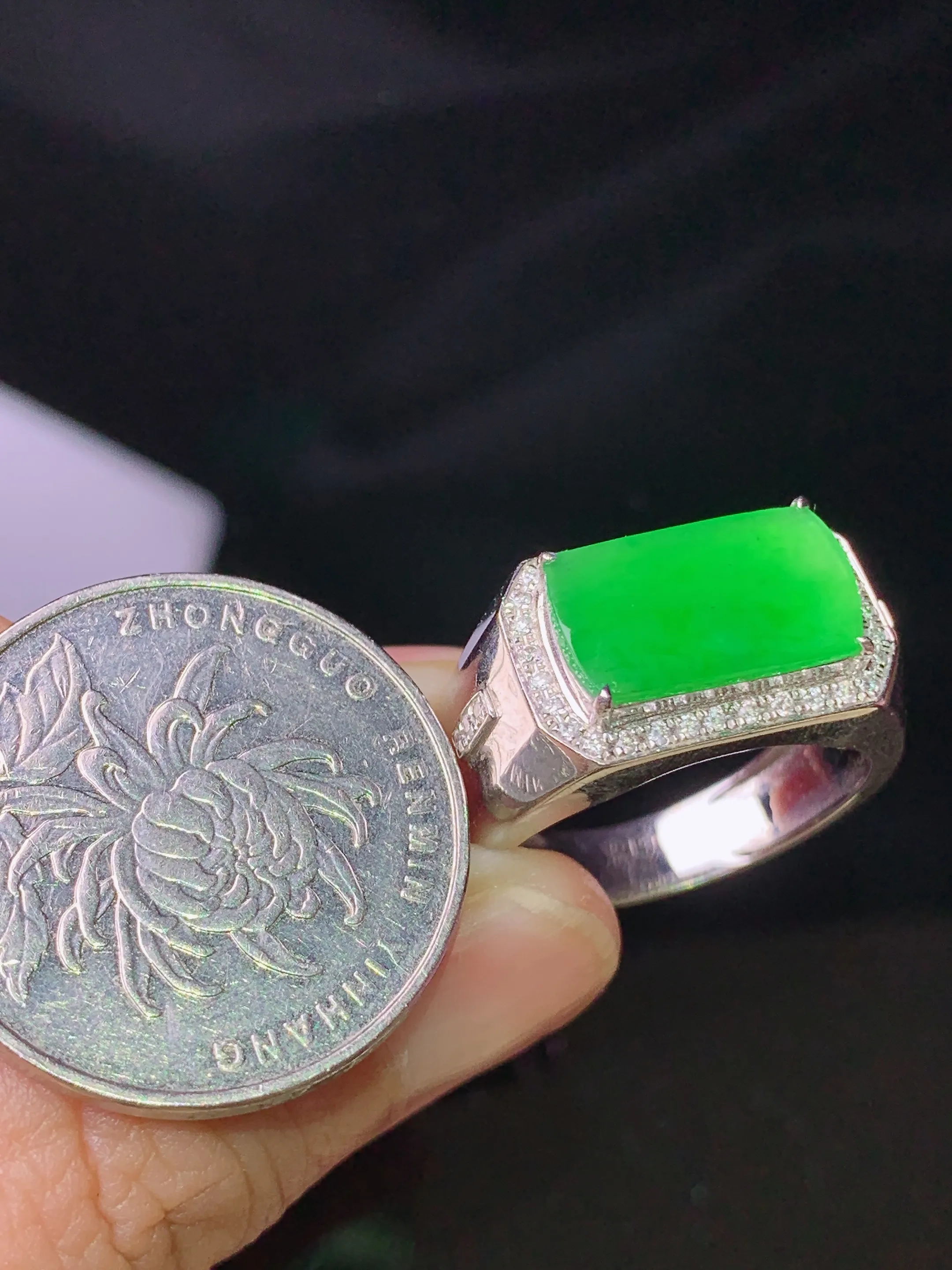 18k金钻镶嵌满绿马鞍戒指 玉质细腻 水润亮眼 色泽艳丽 圈口20 裸石尺寸7.8*13.6*2.2