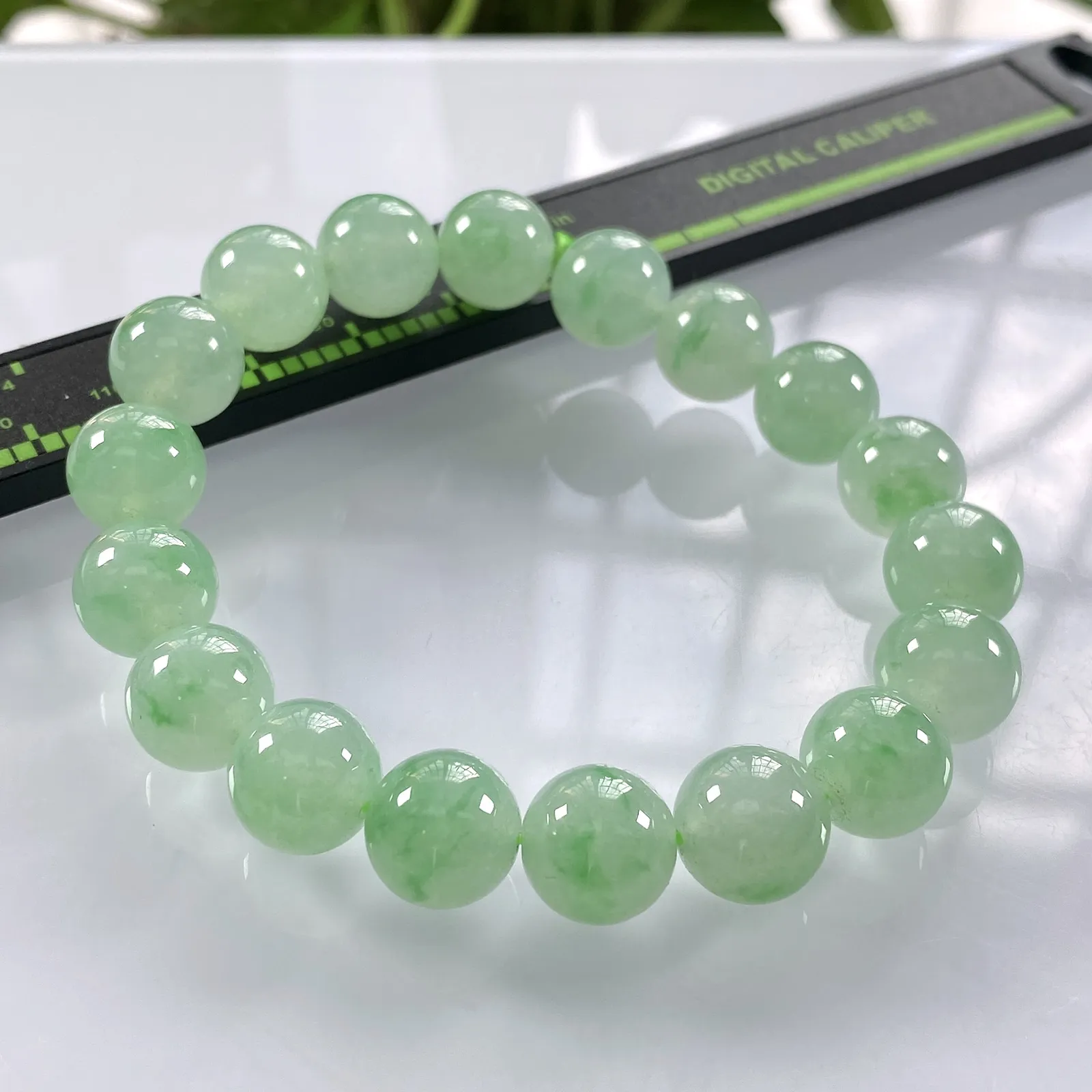 缅甸天然翡翠A货，冰种起光起胶晴底飘绿圆珠手串手链，尺寸：11mm/18颗，重量：42.21g