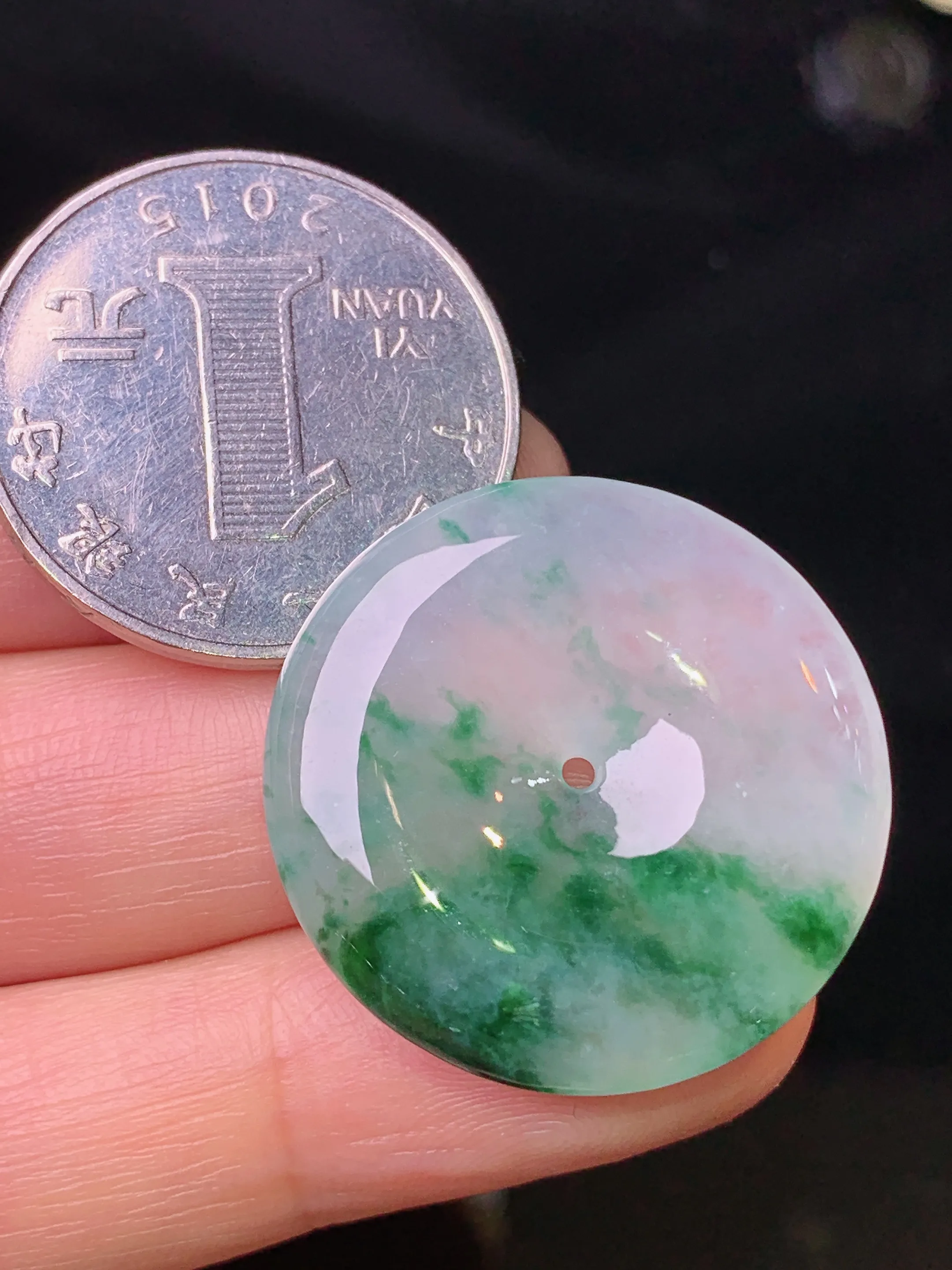 冰种飘绿平安扣吊坠 玉质细腻 水润亮眼 色泽艳丽 整体尺寸27*5.2