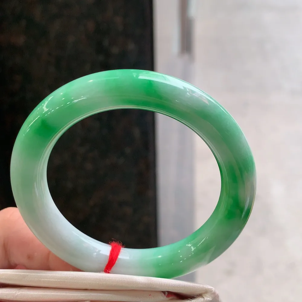 圆条一大节阳绿 无瑕 尺寸:53.2/10.6 色阳