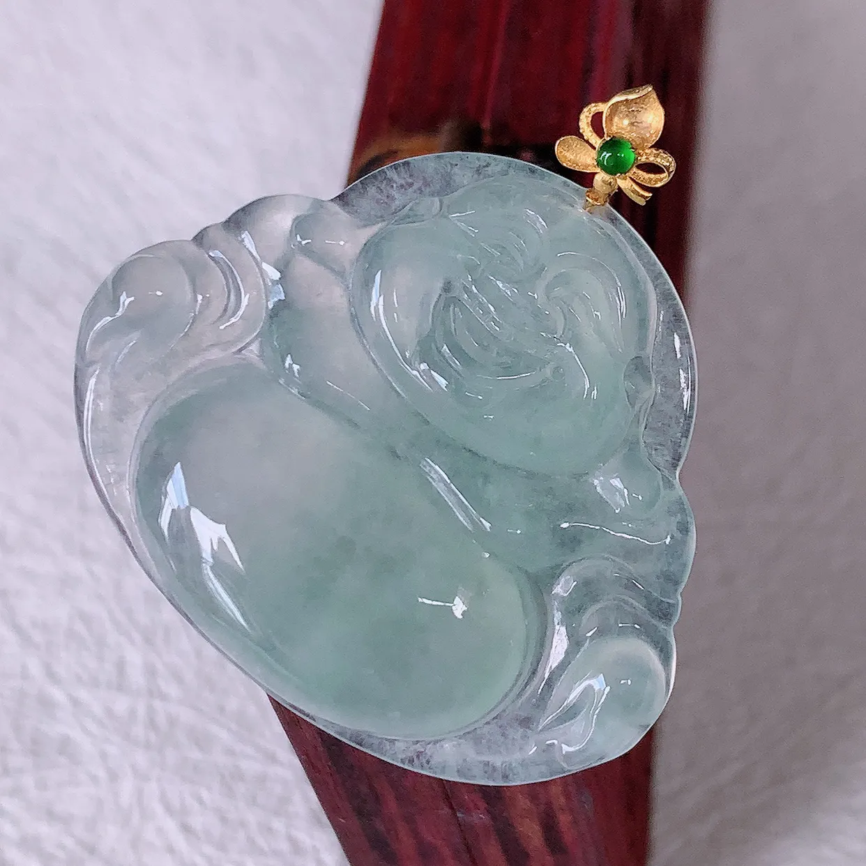 自然光实拍，18K金镶嵌翡翠佛公吊坠，冰透饱满， 佛公亦保平安，寓意有福（佛公）相伴，品相佳，配戴优雅迷人！#122.3整体31裸石31.5*26*5mm