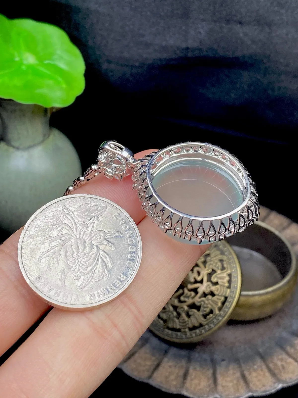 【冰种晴底圆无事牌】老坑雪花棉，质地细腻，种水色俱全，冰透闪亮，18k金钻镶嵌，裸石尺寸21.4*4.8毫米