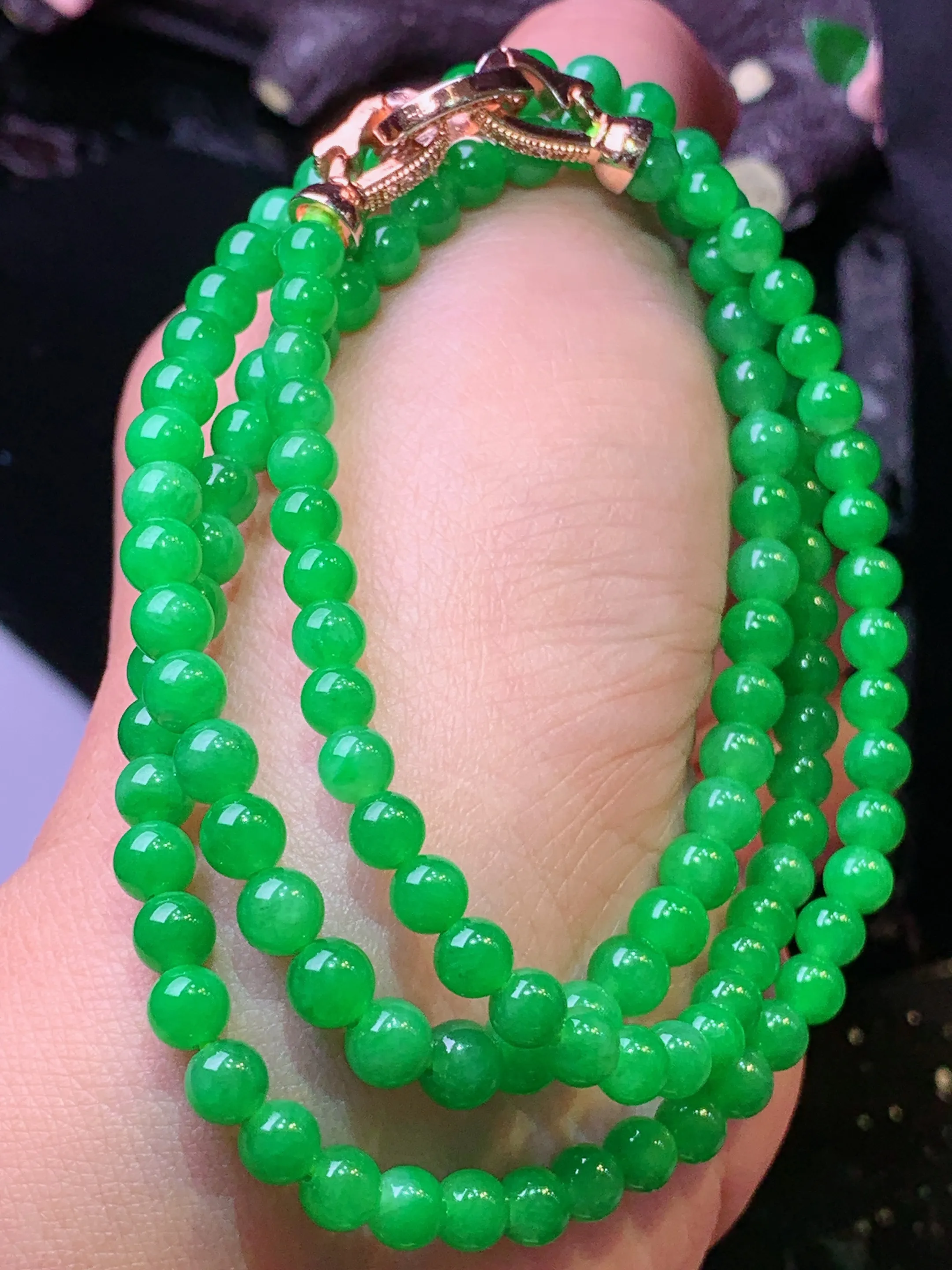 满绿圆珠项链 玉质细腻 水润亮眼 色泽艳丽 整体尺寸4.6