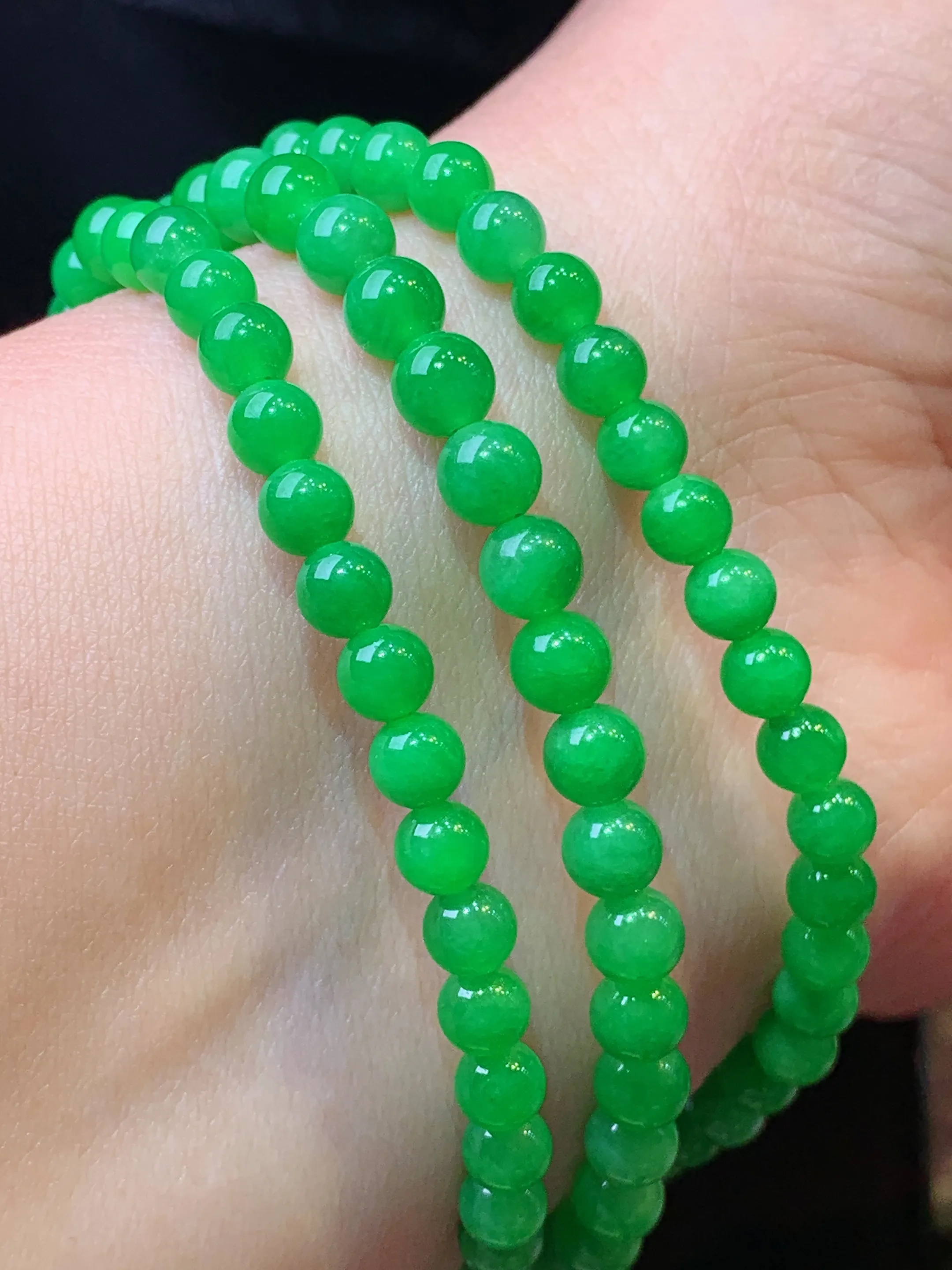满绿圆珠项链 玉质细腻 水润亮眼 色泽艳丽 整体尺寸4.6