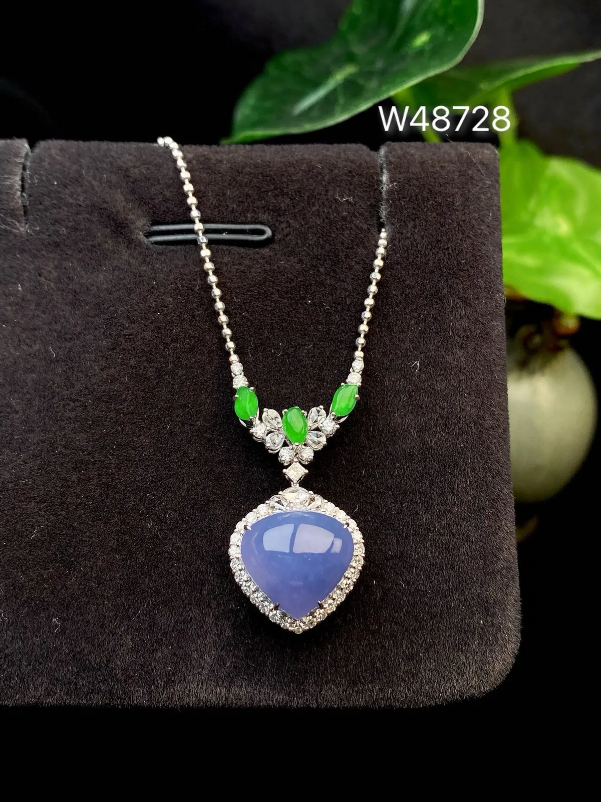 【冰种紫心形吊坠】质地细腻，饱满度很好，晶莹剔透，18k金钻镶嵌，裸石尺寸11.3*10.6*5.1