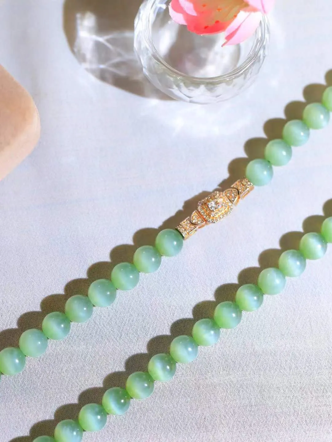 【珠圆玉润.项链】

精品和田玉碧玉猫眼珠圆玉润项链 玉质温润细腻  整串打磨圆润，佩戴舒适。珠珠落玉盘，间关莺语花底滑，一生美好时光，无论身在何处，都有它相伴相守。事事顺遂，幸福美满，吉祥如意。重46克 尺寸取一7.9mm  791251378A