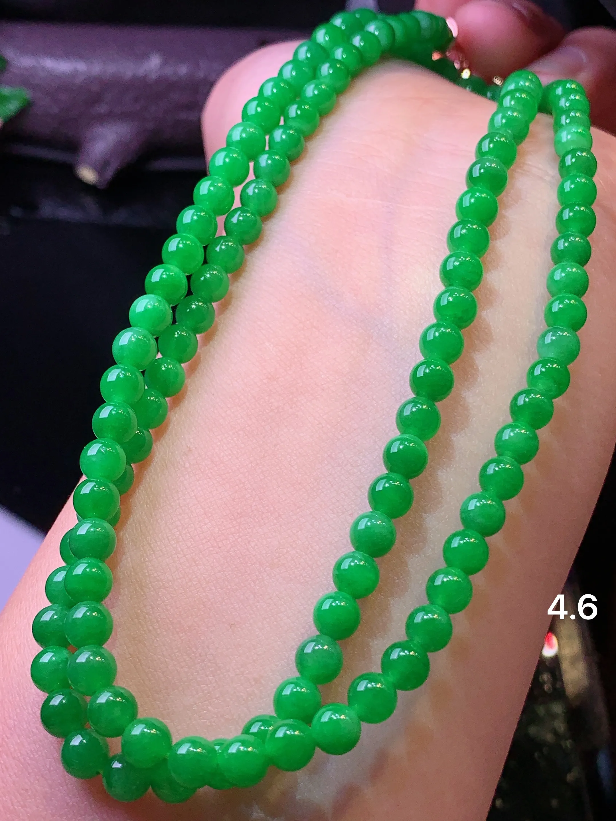 满绿圆珠项链 玉质细腻 水润亮眼 色泽艳丽 整体尺寸4.6