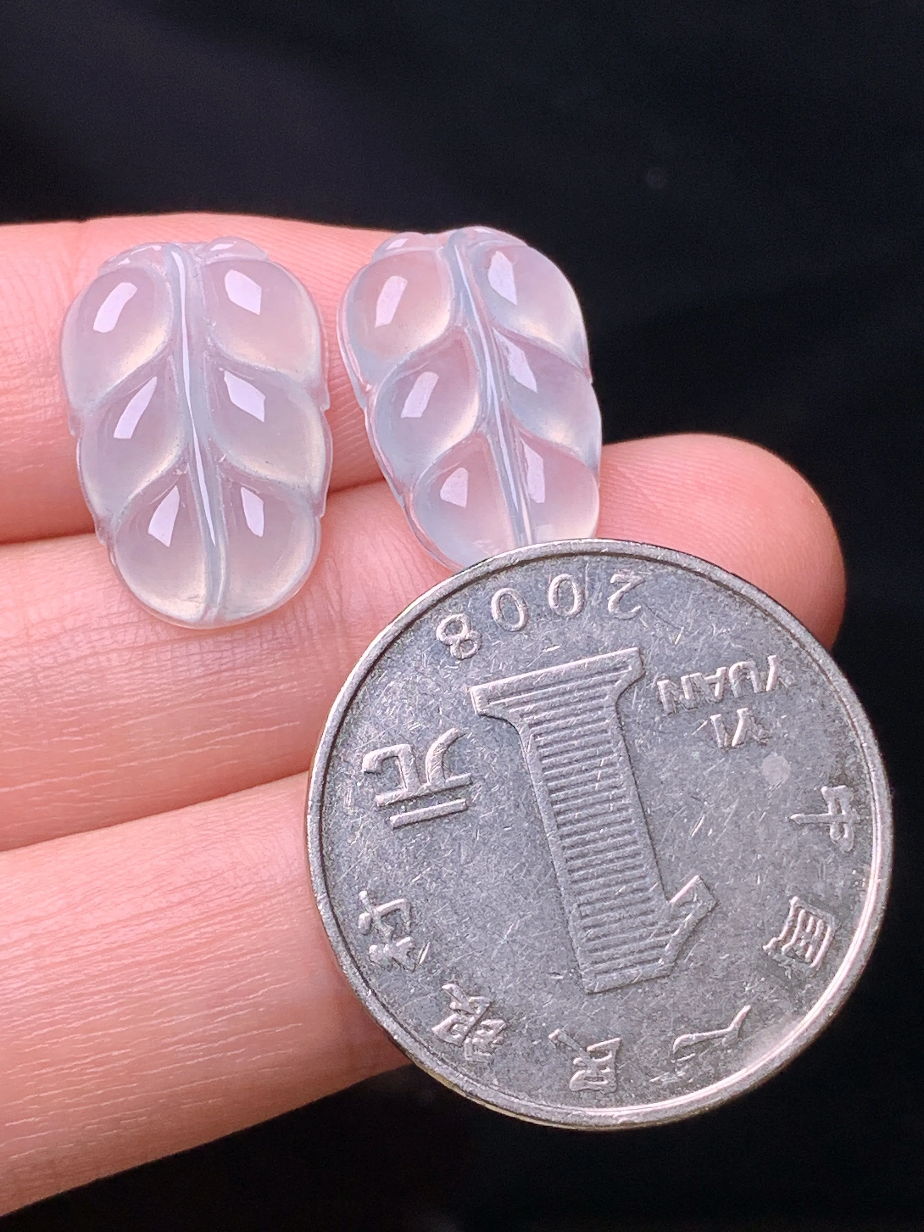 冰种树叶一对 玉质细腻 水润亮眼 色泽艳丽 整体尺寸17.6*12*3.8