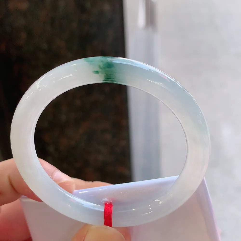 圆条冰飘花 无瑕 尺寸:51.7/7.9
花美