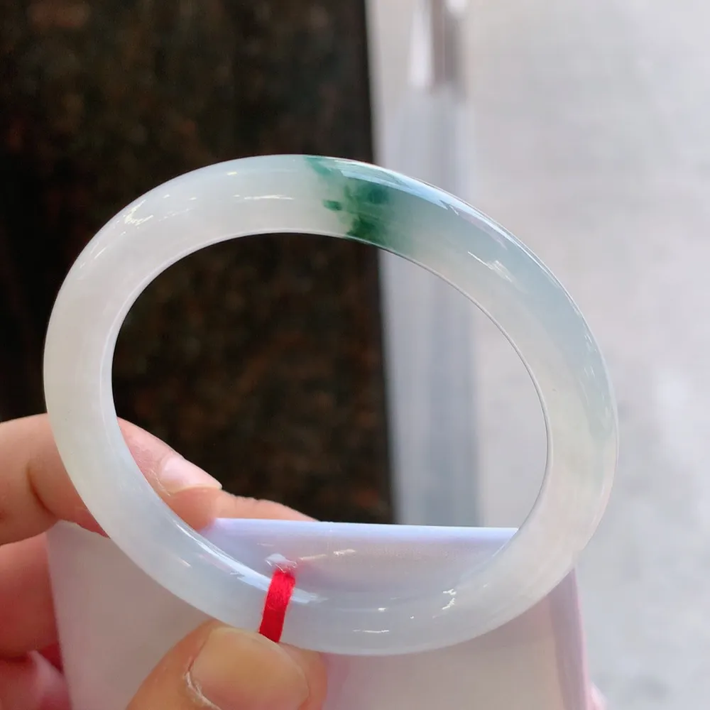 圆条冰飘花 无瑕 尺寸:51.7/7.9
花美