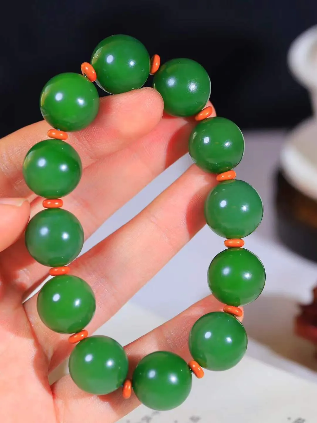 【珠圆玉润.手串】

收藏级臻品️和田玉碧玉珠圆玉润手串 玉质温润细腻  整串打磨圆润，佩戴舒适。珠珠落玉盘，间关莺语花底滑，一生美好时光，无论身在何处，都有它相伴相守。事事顺遂，幸福美满，吉祥如意。重95.2克 尺寸取一17.2mm  FDA-22120633