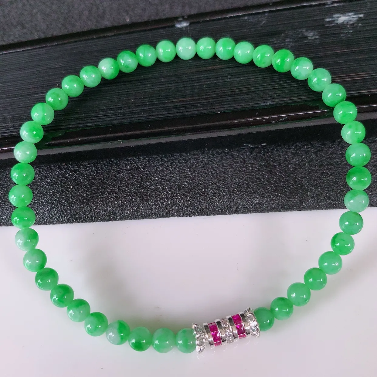 自然光实拍，冰润满绿翡翠手串手链，种老水足，冰清玉润  颜色漂亮  #004.1取一尺寸4.mm