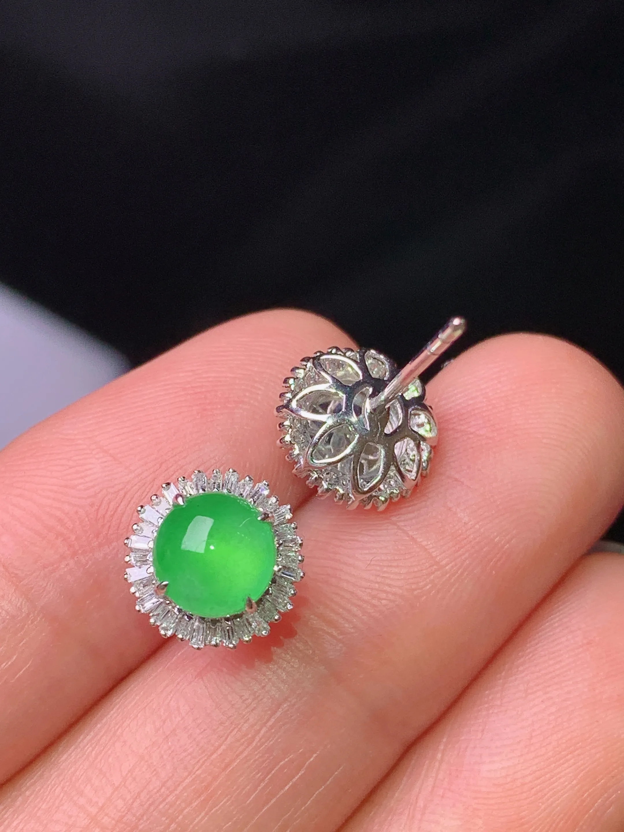 18k金钻镶嵌满绿蛋面耳钉 玉质细腻 水润亮眼 色泽艳丽 整体尺寸9.5*7.5