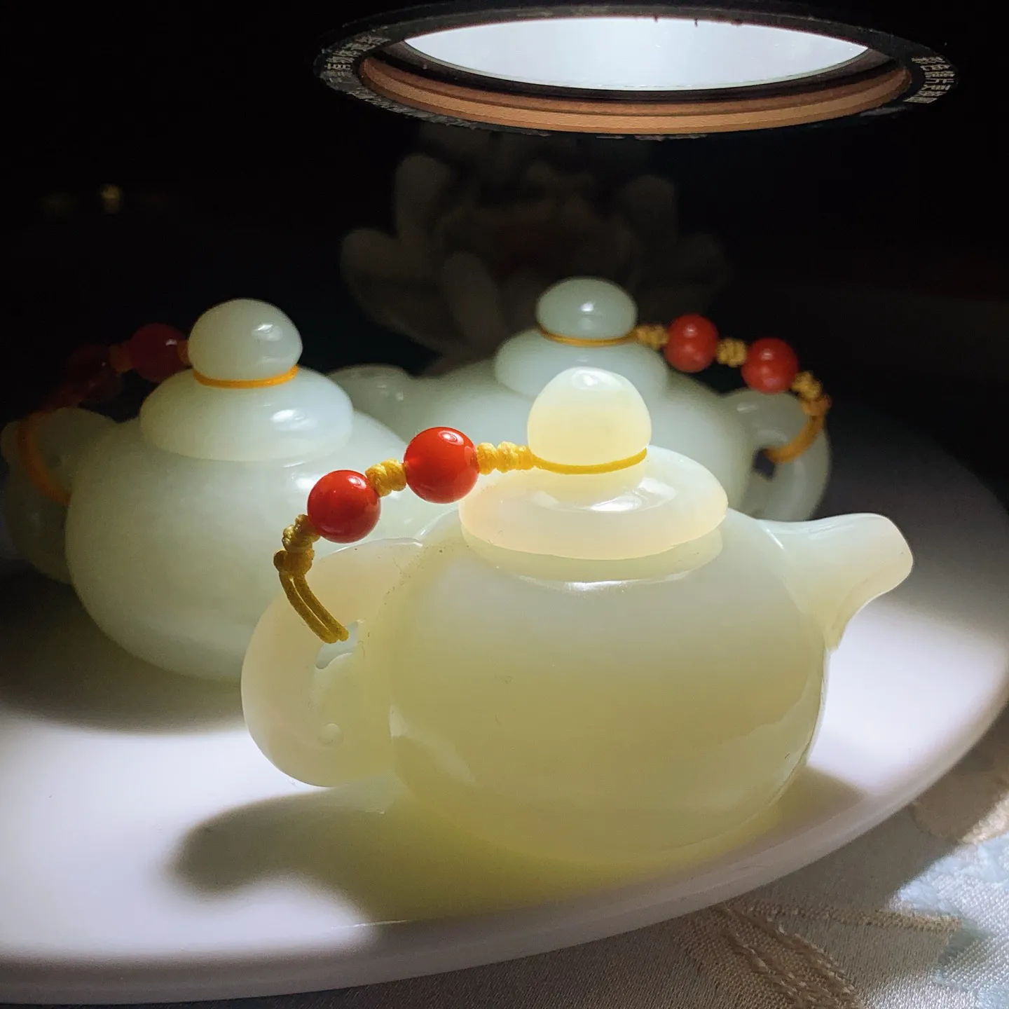 一个和田玉白玉把把壶 单个尺寸37/58/40重60.5克。玉质细腻油润。手推出油。佩戴高端典雅。lt251210