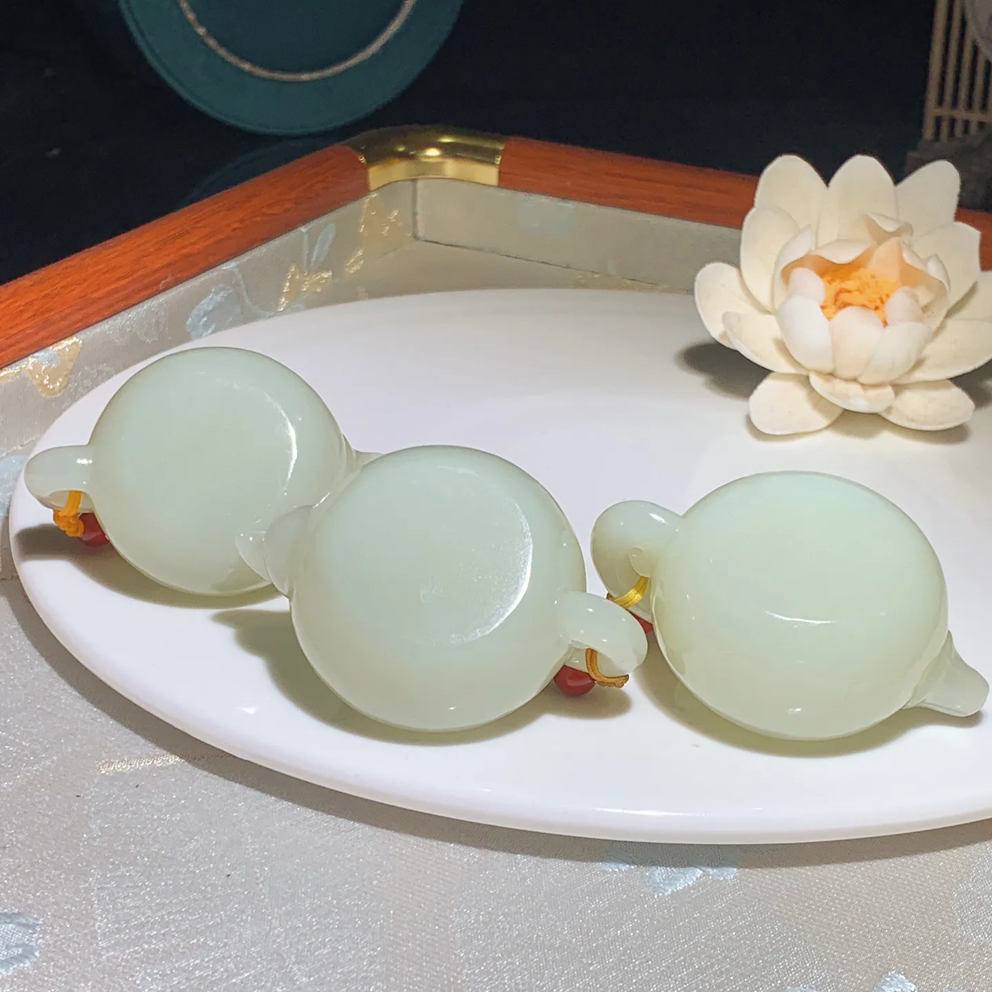 一个和田玉白玉把把壶 单个尺寸37/58/40重60.5克。玉质细腻油润。手推出油。佩戴高端典雅。lt251210