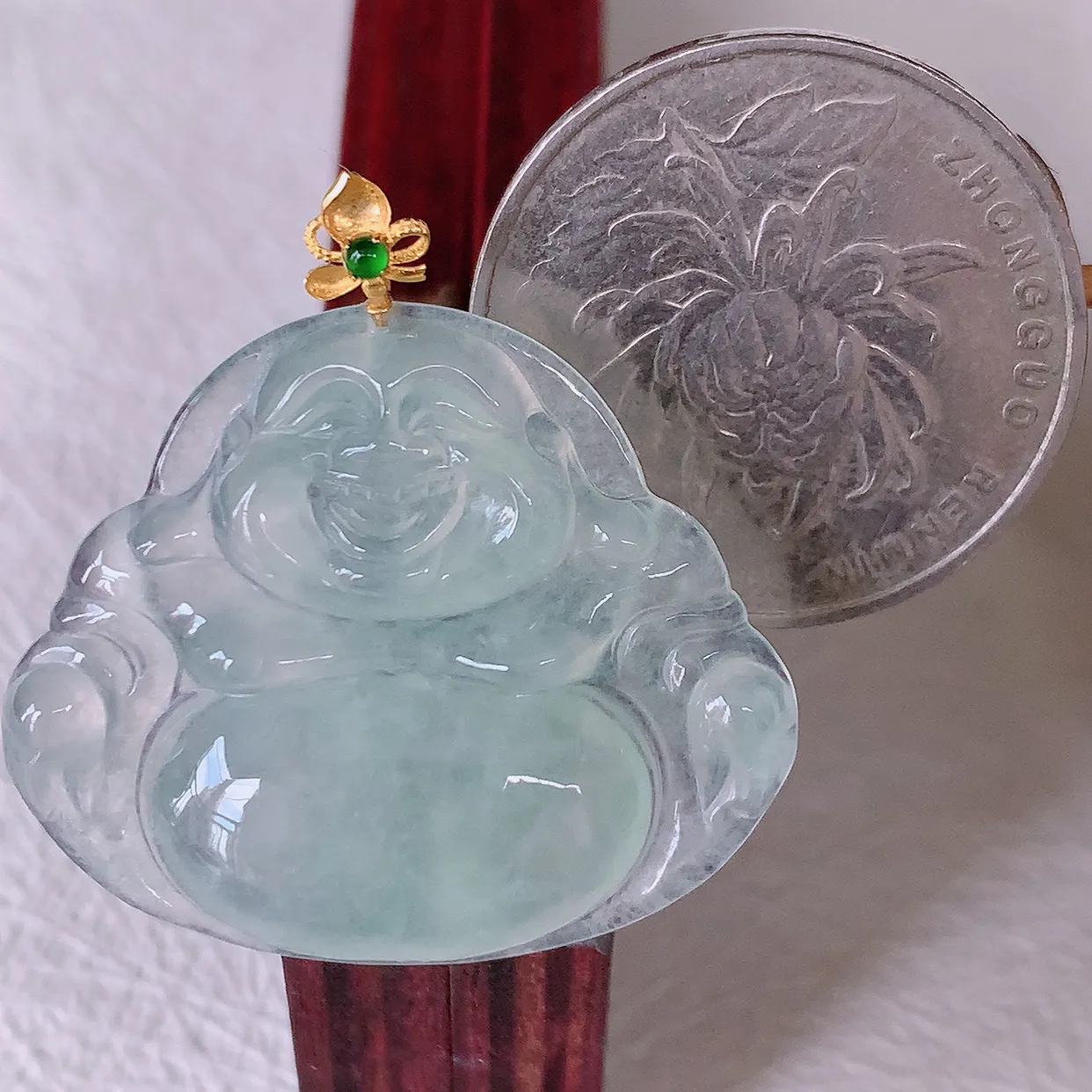 自然光实拍，18K金镶嵌翡翠佛公吊坠，冰透饱满， 佛公亦保平安，寓意有福（佛公）相伴，品相佳，配戴优雅迷人！#122.3整体31裸石31.5*26*5mm