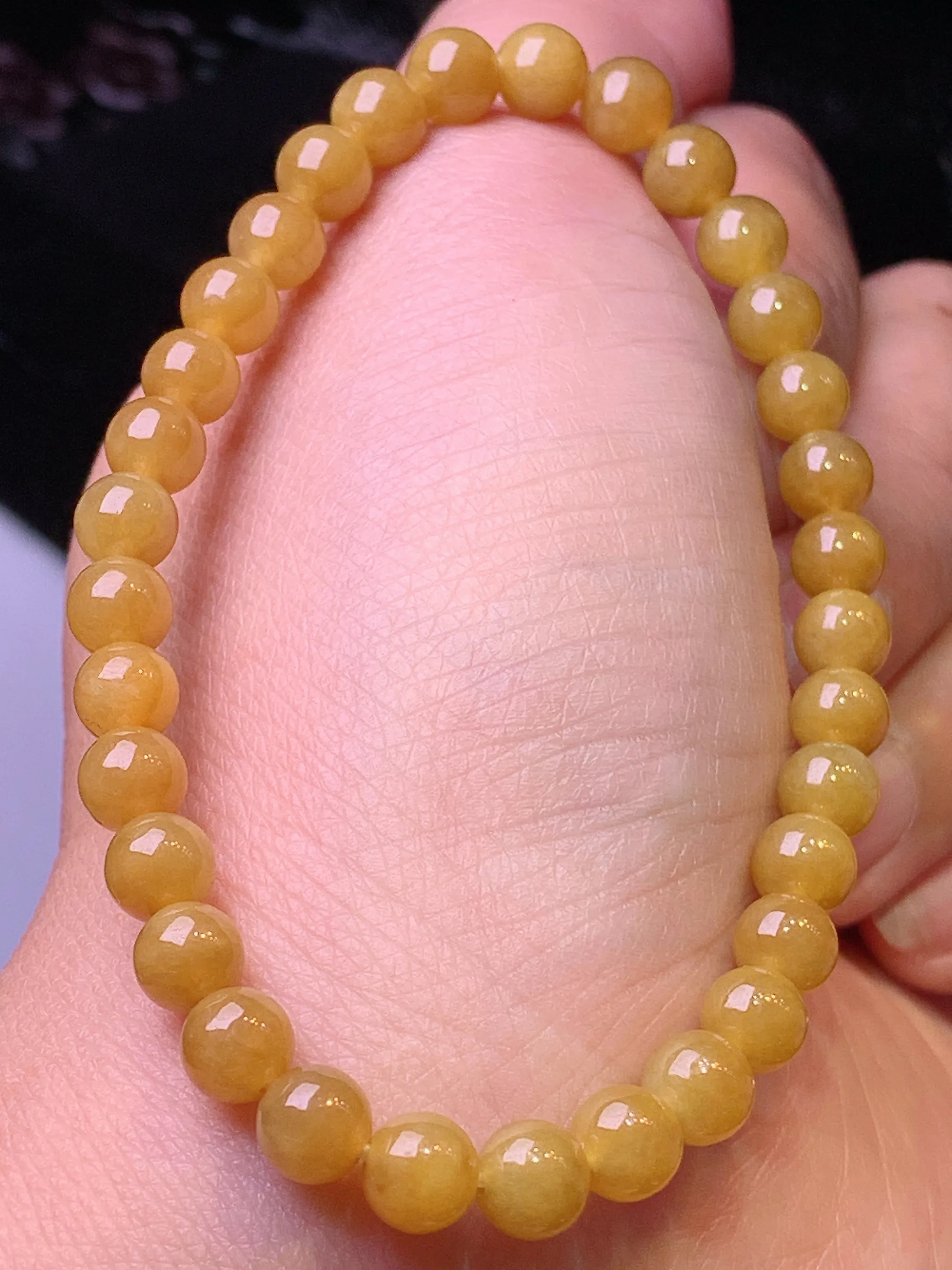 黄翡圆珠手链 玉质细腻 水润亮眼 色泽艳丽 整体尺寸5.3