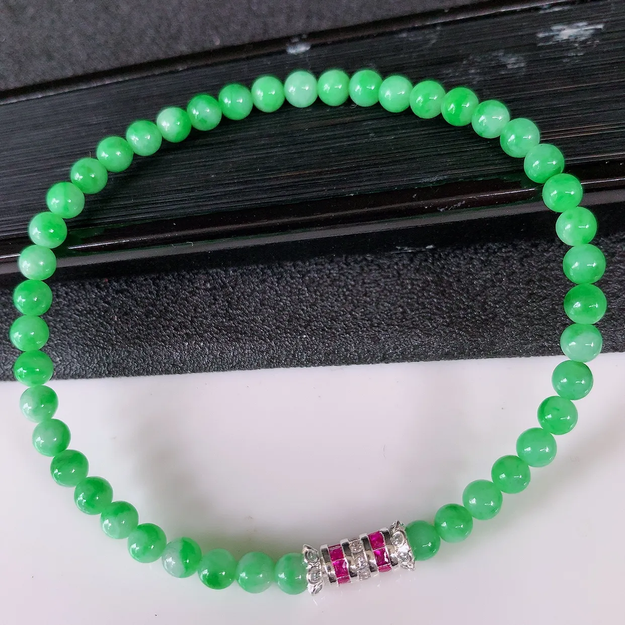 自然光实拍，冰润满绿翡翠手串手链，种老水足，冰清玉润  颜色漂亮  #004.1取一尺寸4.mm