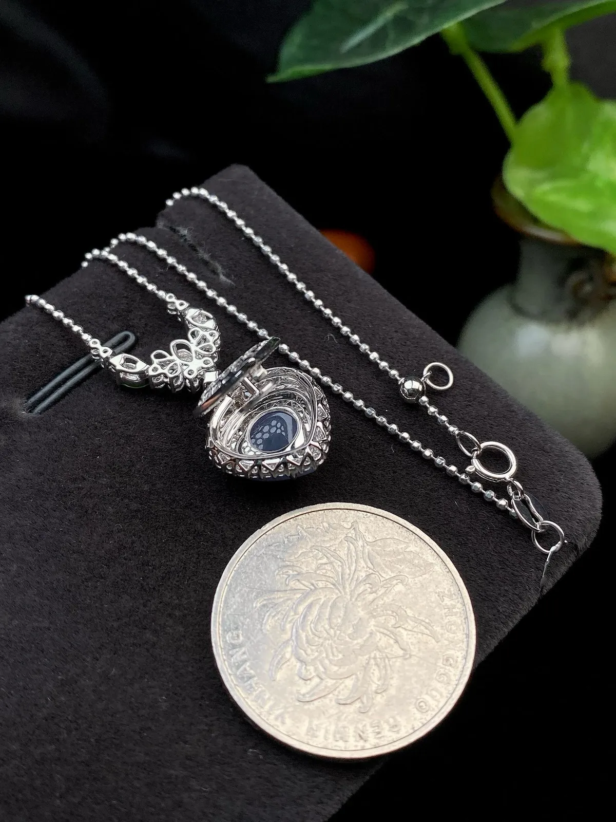 【冰种紫心形吊坠】质地细腻，饱满度很好，晶莹剔透，18k金钻镶嵌，裸石尺寸11.3*10.6*5.1毫米