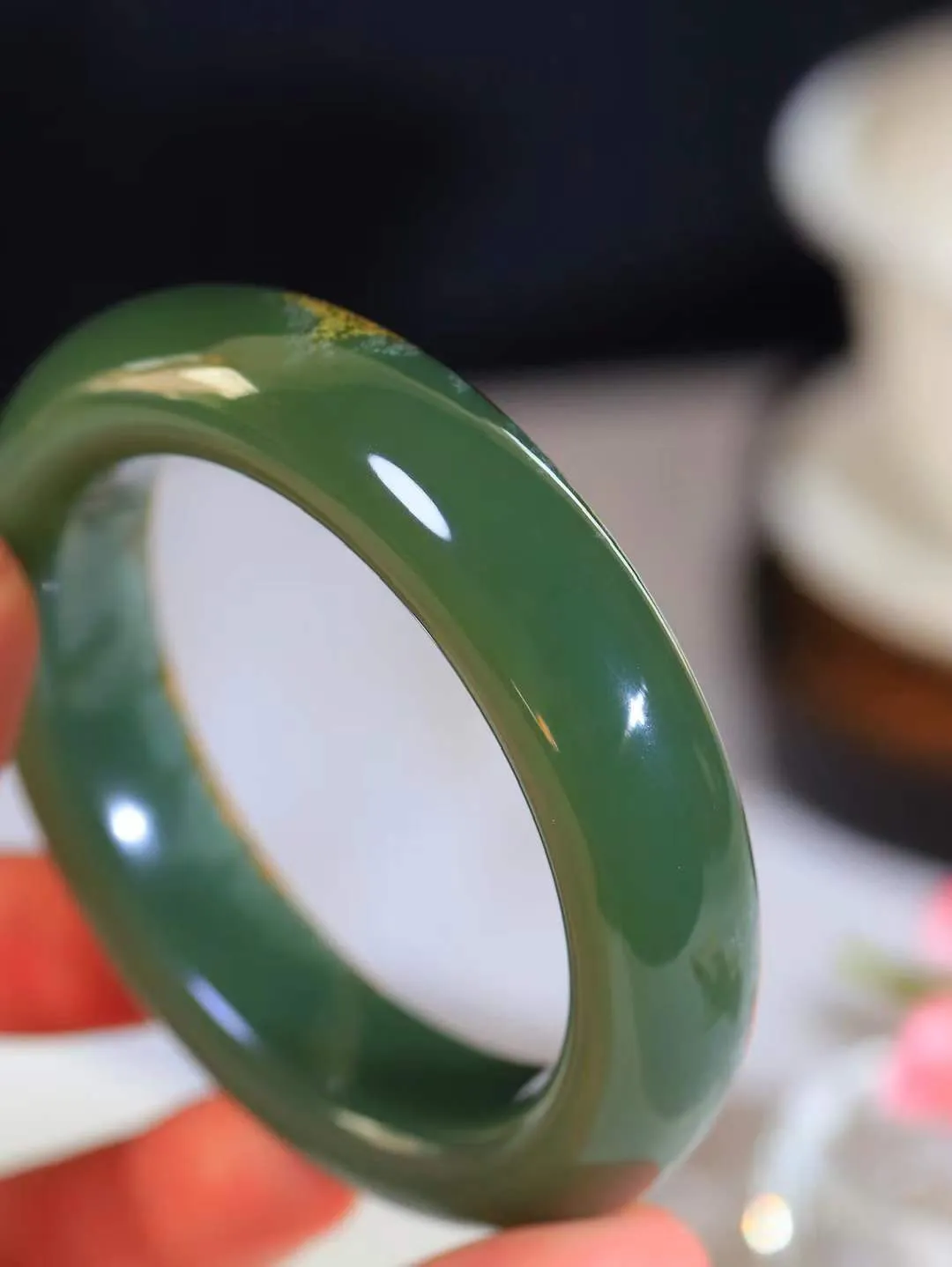 【情有独钟.手镯】

精品和田玉沙枣青手镯 玉质温润细腻 油性十足 手感舒适，高华雅逸，线条流畅，简约大气，美自天成，素雅高贵。佩戴于腕间，婉约之美，举手投足间透出那低调奢华。重98.06克 内径57.5mm 尺寸15.8-11.6mm   FDL-791261351