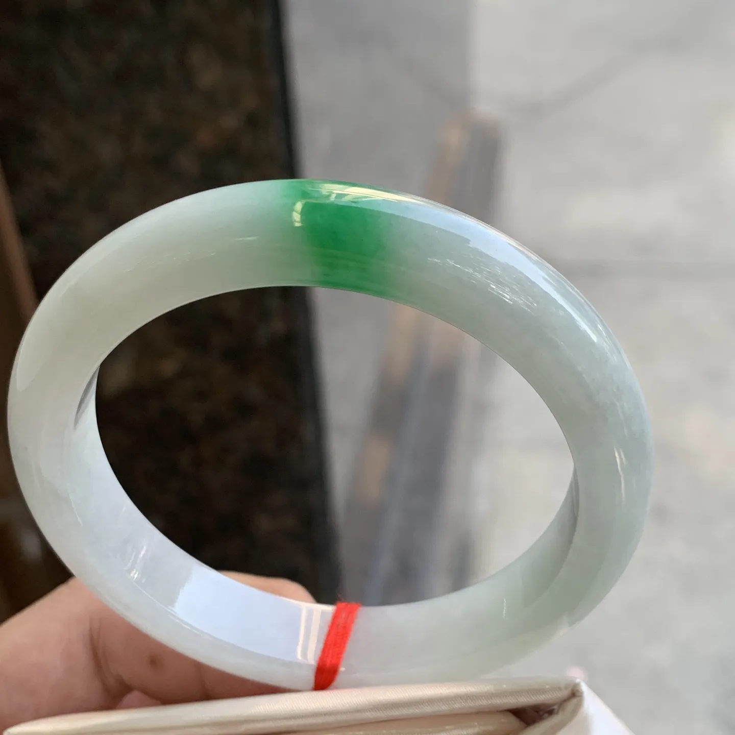 正圈冰糯翠绿 微细线 尺寸:61.1/12.1/8.8 色好 大圈口