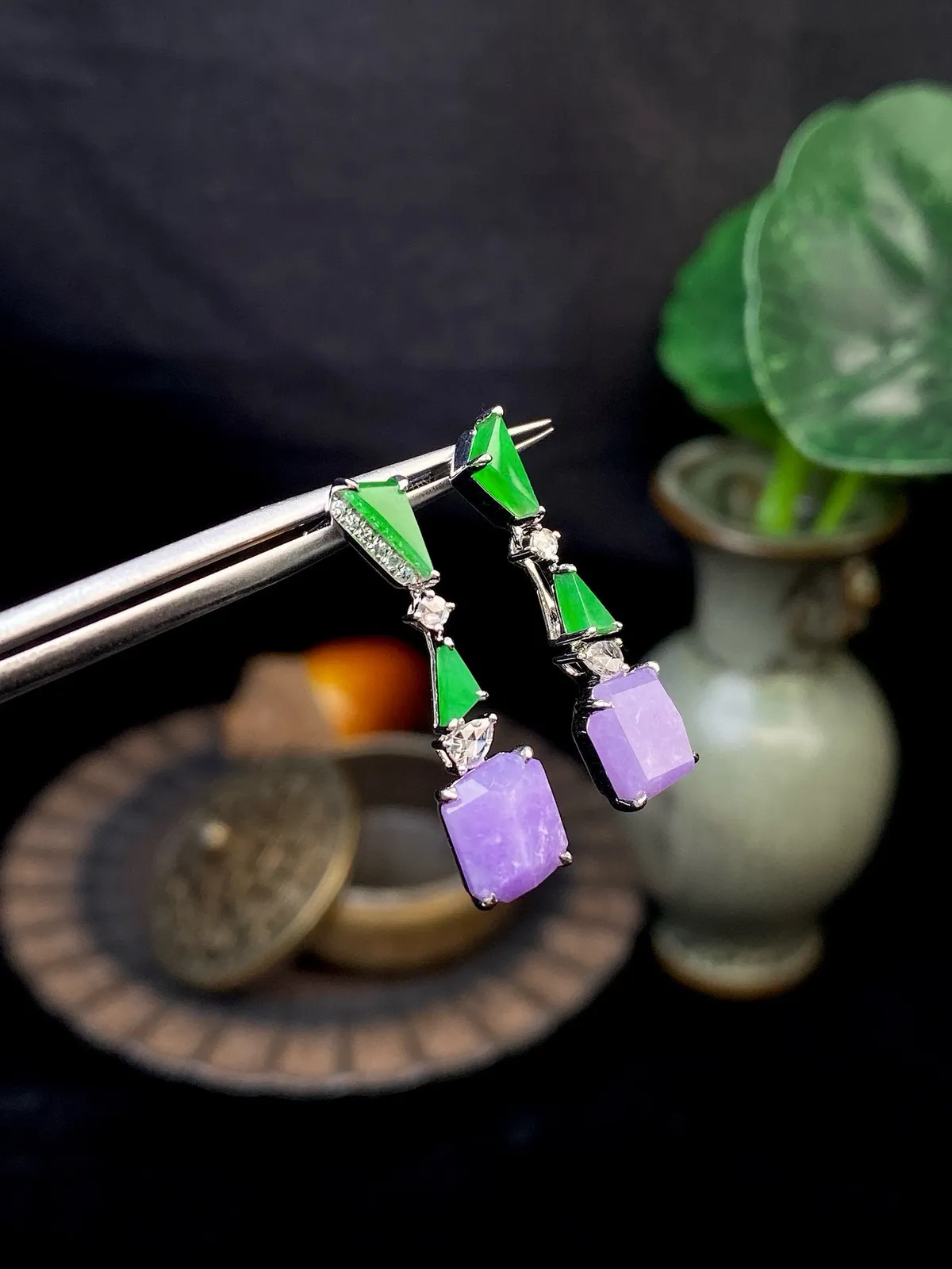 【冰种紫随形耳坠】质地细腻，色泽鲜亮，光泽度不错，18k金钻镶嵌，裸石尺寸7.7*5.9*3.7毫米