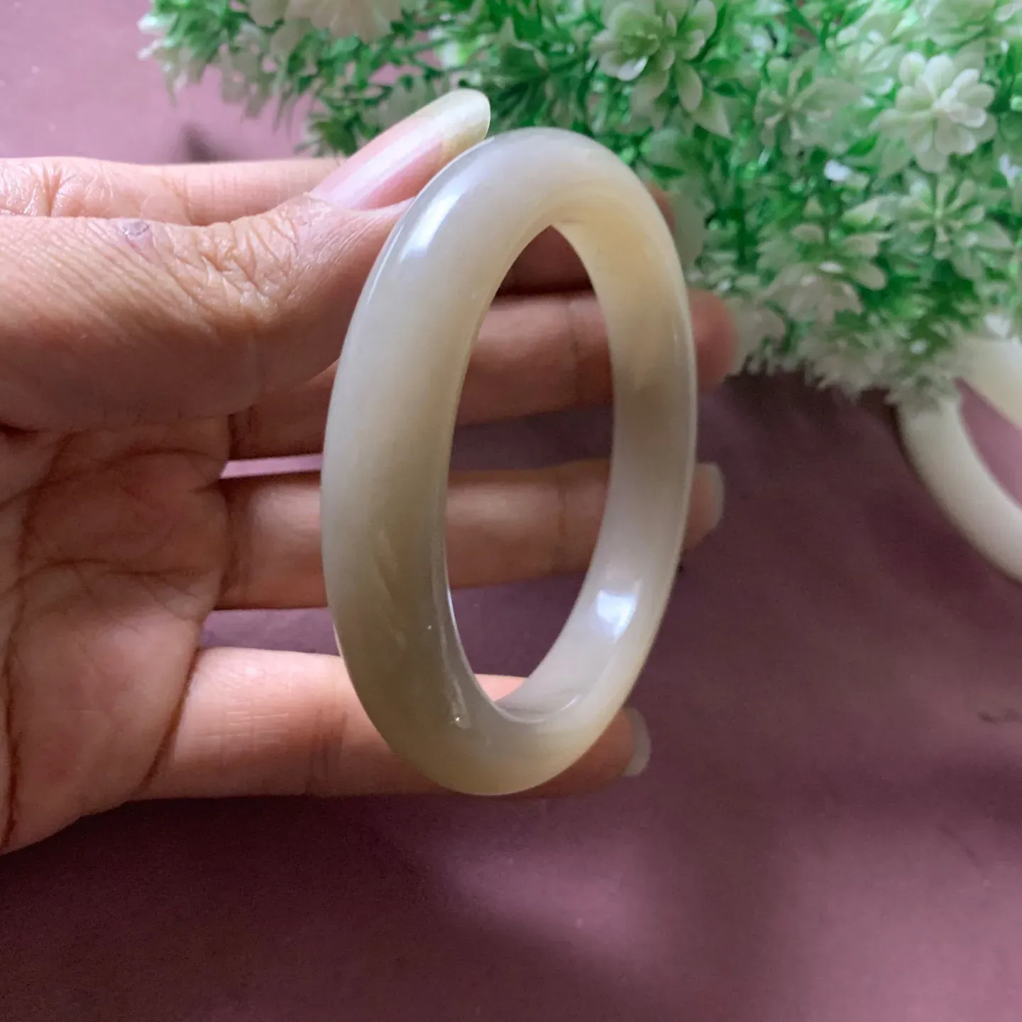 和田玉56圈口藕粉色手镯，玉质细腻油润 底色纯净 脂粉好，品质高