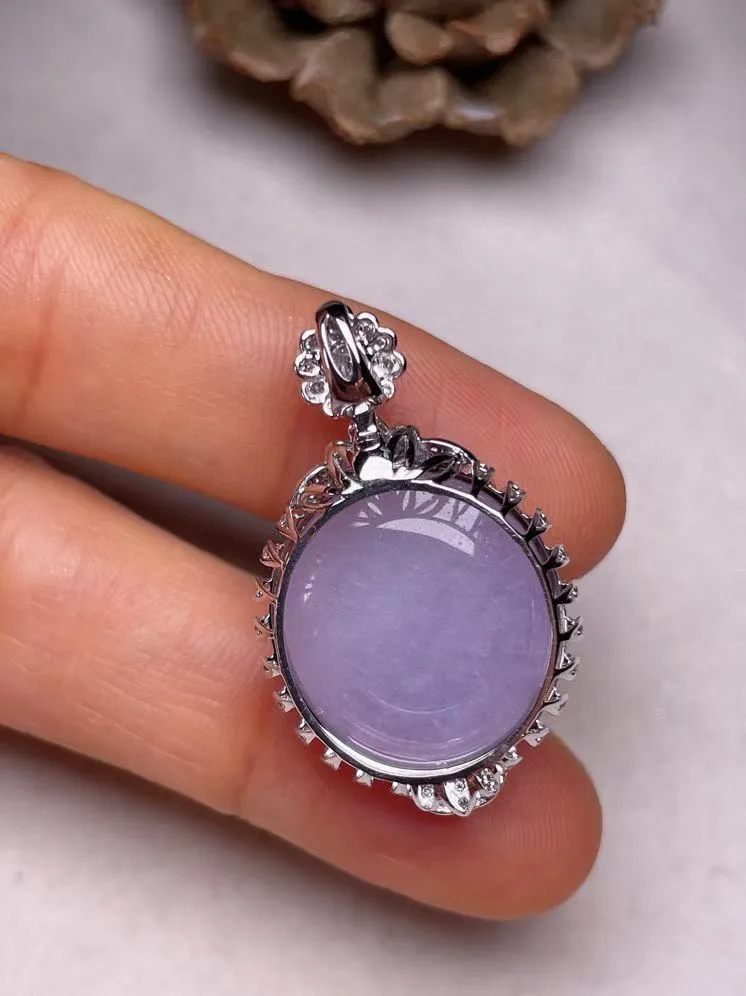 冰糯种淡紫鸽子蛋吊坠、真金真钻镶嵌，种水好，玉质细腻 .裸石尺寸  18.6*16.9